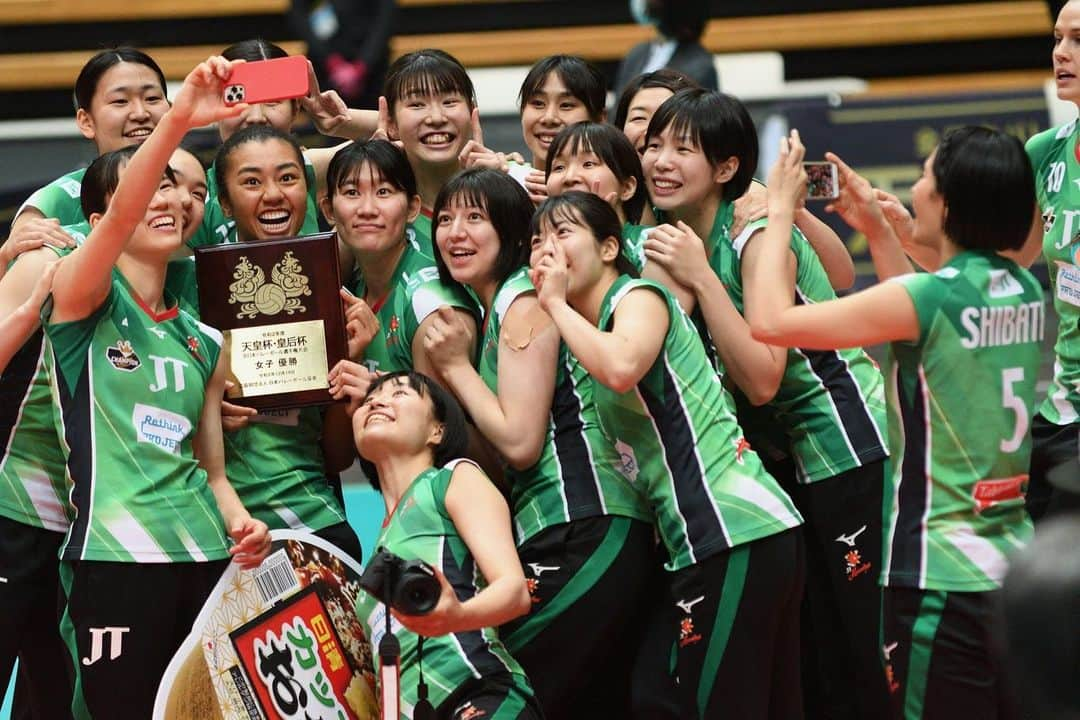 林琴奈さんのインスタグラム写真 - (林琴奈Instagram)「2020.12.19 皇后杯優勝🏆✨  たくさんのご声援ありがとうございました！コロナウイルスで大変な状況の中、こうやって試合ができることにとても感謝をしています。 年内の試合は終わりましたが、 これからもっとたくさんの人を笑顔にできるような、感動してもらえるようなバレーを皆さんにお届けできるように、後半のリーグ戦も頑張ります💨」12月21日 11時57分 - nagi_k113