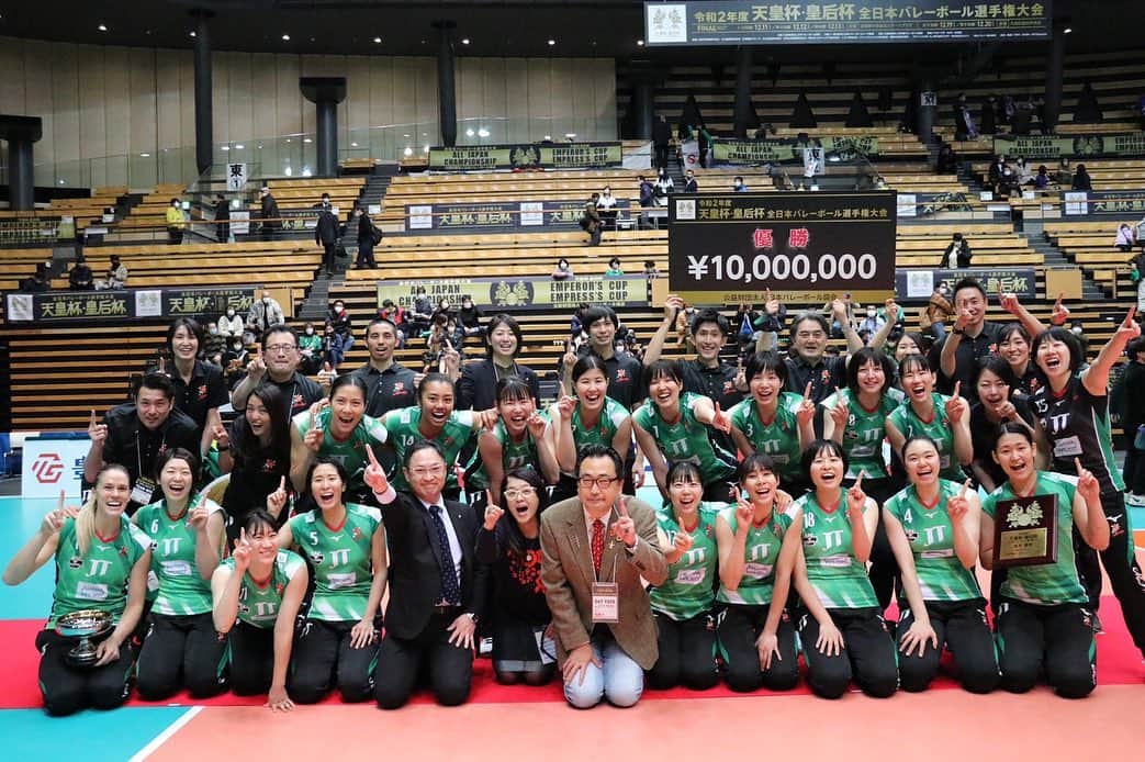 のインスタグラム：「2020.12.19 皇后杯優勝🏆✨  たくさんのご声援ありがとうございました！コロナウイルスで大変な状況の中、こうやって試合ができることにとても感謝をしています。 年内の試合は終わりましたが、 これからもっとたくさんの人を笑顔にできるような、感動してもらえるようなバレーを皆さんにお届けできるように、後半のリーグ戦も頑張ります💨」