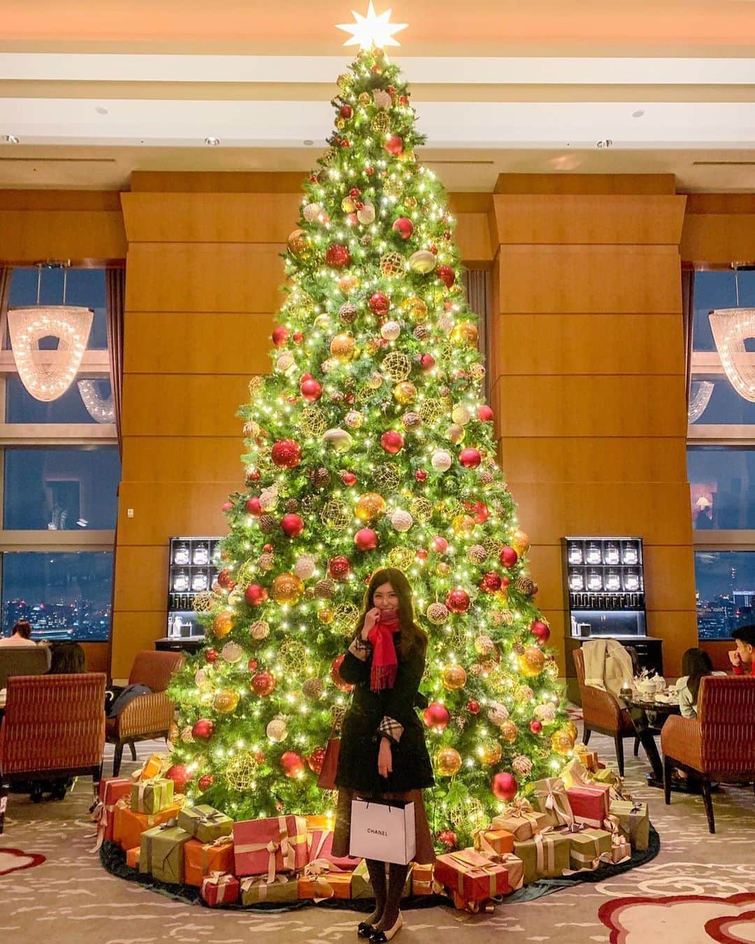 橘ゆりかのインスタグラム：「🎅🏻🎄🌟﻿ ﻿ ﻿ お誕生日もクリスマスも一気に楽しめちゃう﻿ きらきらいっぱいの12月ってさいこ〜う🥂🎉﻿ ﻿ ﻿ ﻿ #12月 #アフタヌーンティー #リッツカールトン東京 #クリスマスツリー #イルミネーション #きらきら #六本木 #クリスマス #ritzcarltontokyo #christmastree」