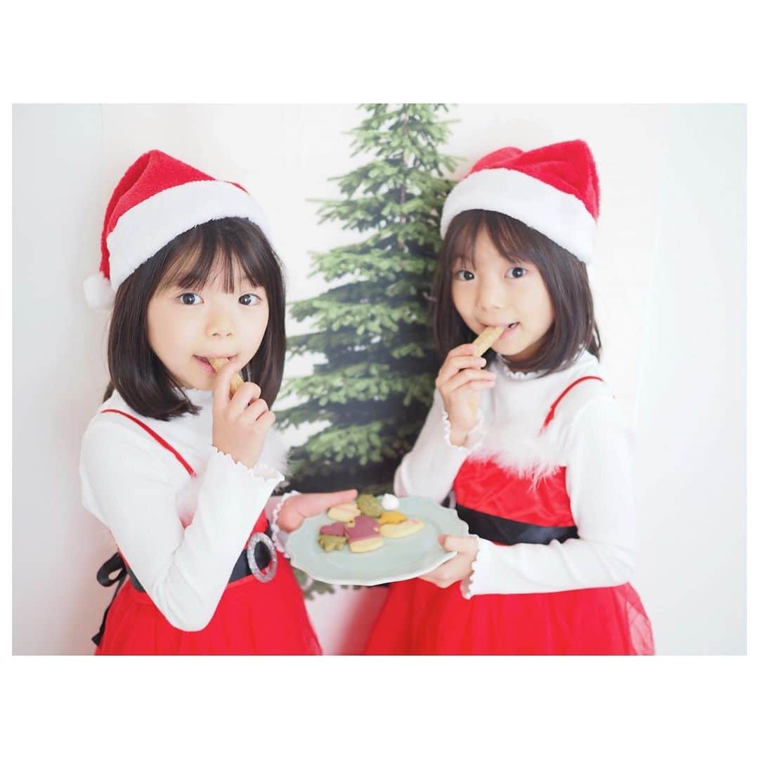 Yukiさんのインスタグラム写真 - (YukiInstagram)「クリスマスも近づいてきましたね👀✨✨ あと何日だねーと指折り数えてます☺️💕 可愛すぎる　@hanamei.official で一気にクリスマス感が出て嬉しい☺️✨  子どもの頃からパンと言えば　アンデルセン　@andersennet  特にチーズブールが好き☺️✨  童話クッキーマッチ売りの少女の夢 のクッキー缶がとっても可愛い☺️💕  クリスマス柄のサックケースに入ってて お話の中で出てくる🎄などの光景も可愛いクッキーに🍪なってます☺️✨  火(マッチ)があるありがたさや、しあわせについて考えるお話✨ 寒い時期に色々な童話を読みながら親子で話せたらいいなぁと思います☺️  可愛くて食べるのがもったいなくなるようなクッキー缶✨ 🎁にもおすすめです☺️✨」12月21日 22時48分 - yukikuu96