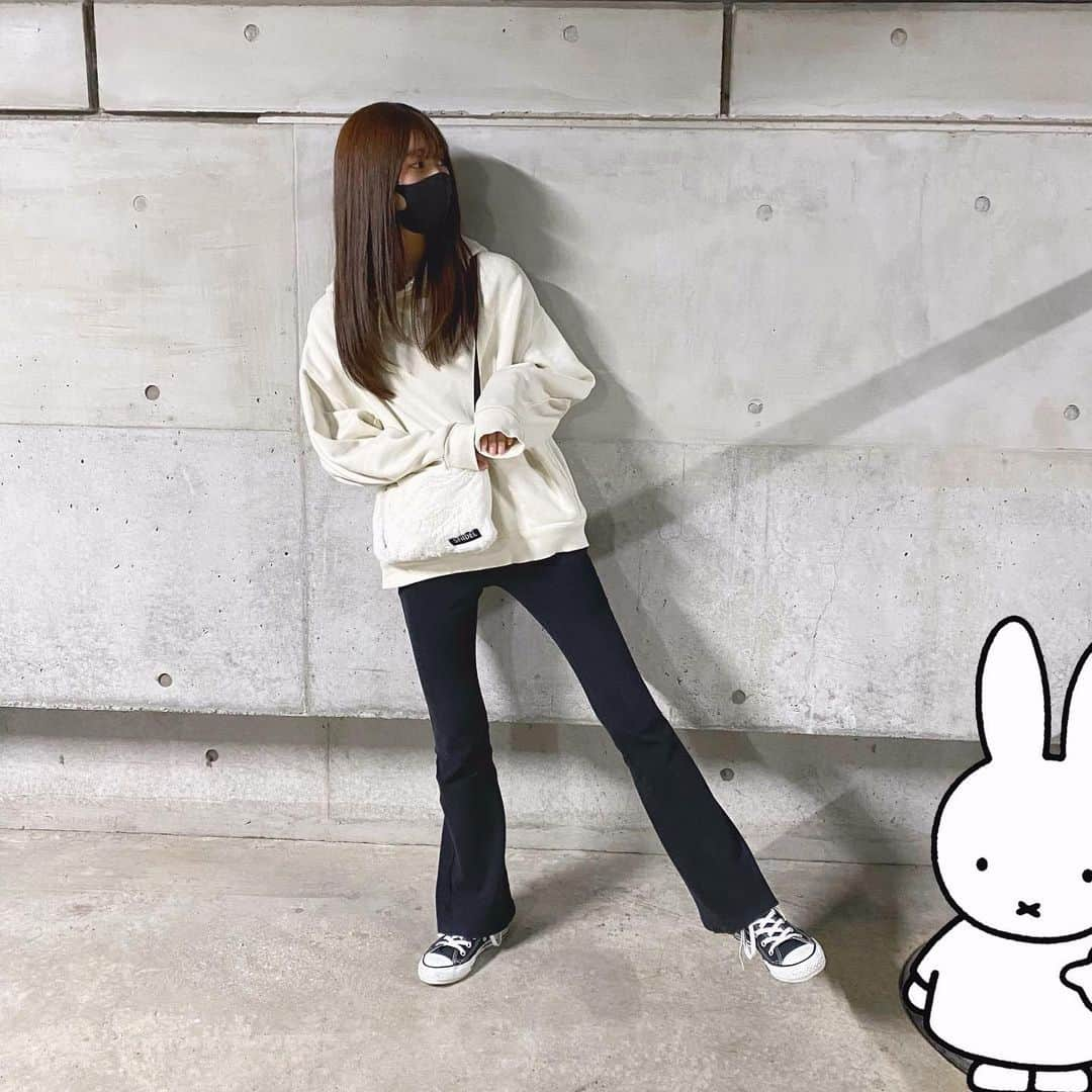 本島莉々果さんのインスタグラム写真 - (本島莉々果Instagram)「﻿ ﻿ ﻿ ﻿ Tops @moussyofficial  Pants﻿ @moussyofficial  Bag﻿ @snidel_official  Shoes﻿ @converse_jp  ﻿ ﻿ ﻿ ﻿ #りりのふく﻿ #moussy #マウジー #snidel #スナイデル #converse #コンバース #女子大生 #大学生コーデ #大学生ファッション #私服 #ニットパンツ #パーカー #ハイカット」12月21日 22時51分 - motoshimaririka