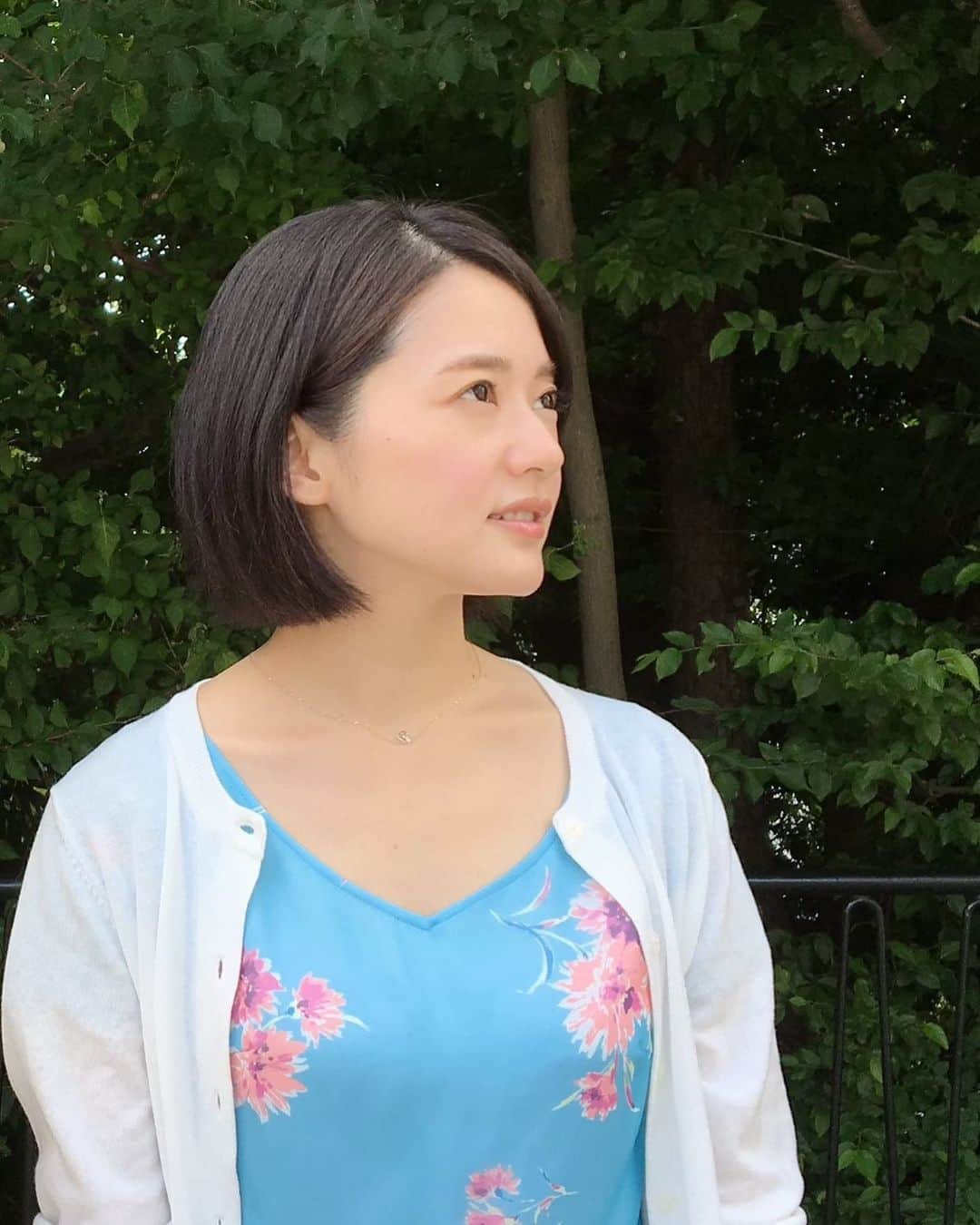 山口愛実のインスタグラム：「気がついたら今年一回しか髪切りに行ってなかった、、  友達の旦那さんが1ヶ月に2回美容室行くって聞いて私はモデルとしてどころか人間としてヤバいレベルなんじゃないかと思った、、  また短くするかな ただ短くすると毎回必ず整形説流れるからつらたんめん」