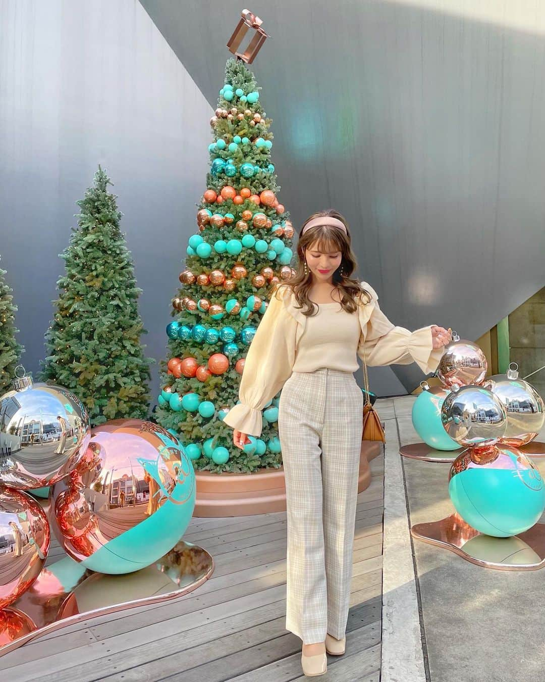 小沼瑞季さんのインスタグラム写真 - (小沼瑞季Instagram)「ティファニーカフェの外には﻿ こんなにかわいいクリスマスツリーが🎄💙﻿ ﻿ 毎年可愛くてクリスマスの時期はいつも楽しみ💘﻿ ﻿ ﻿ そしてこの日は消えちゃいそうな色コーデ🧸🤍﻿ 今季1番好き！って思ったニット🧶﻿ このパンツは淡いチェックが可愛くて🥺💖﻿ ﻿ ﻿ knit♡ #delcy﻿ pants♡ #charleschaton﻿ shoes♡ #epine﻿ bag♡ #polene﻿ ﻿ ﻿ ﻿ #Tiffanycafe#tiffany#thetifanycafe#tokyocafe#表参道カフェ#明治神宮前カフェ#東京カフェ#東京カフェ巡り#原宿カフェ#ティファニーカフェ#クリスマスツリー#デイシー#ポレーヌ#エピヌ#シャルルシャトンみいきコーデ#みいきのカフェめぐり☕️🍰」12月21日 22時52分 - mizukikonuma