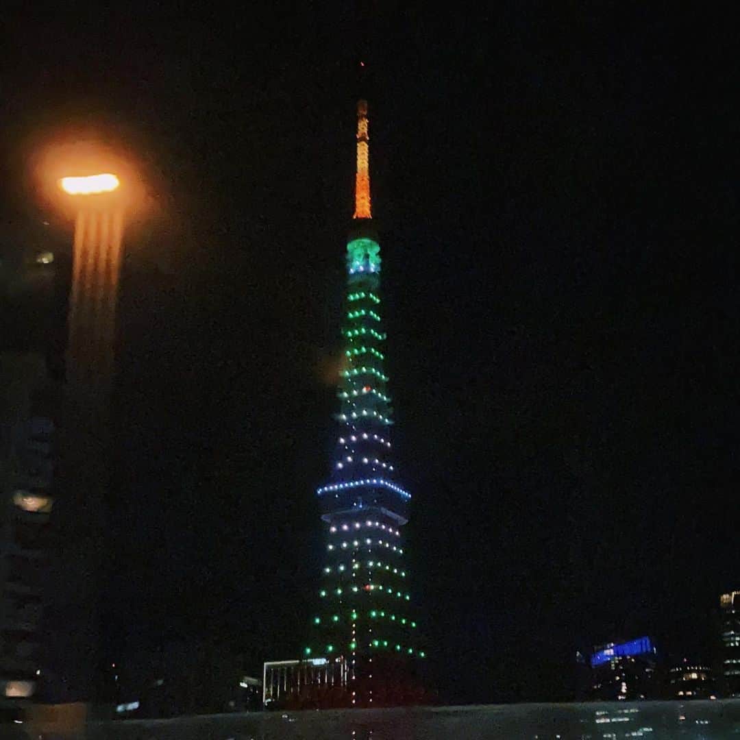 Peppe（緑黄色社会）さんのインスタグラム写真 - (Peppe（緑黄色社会）Instagram)「負けてたまるかーーーというきもち。 気づけばのこり10日の2020年、尊いなあ、生き抜くぞーーー！と意気込んでいる。皆はどんなきもちでいてますか。 さっき車内から見た東京タワーを添えて。🙂」12月21日 22時52分 - peppe1206