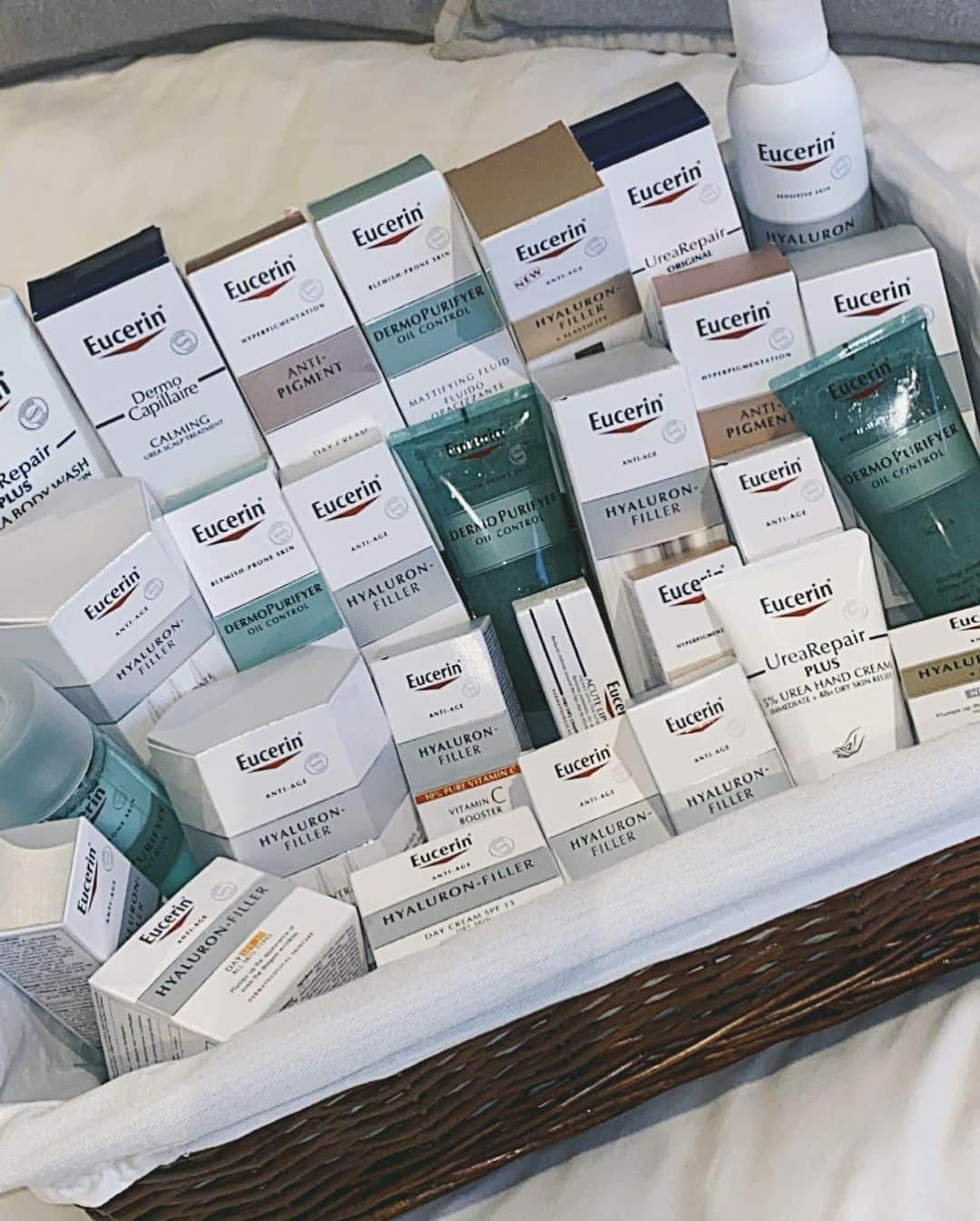 ローレン・ポープさんのインスタグラム写真 - (ローレン・ポープInstagram)「AD - GIVEAWAY!!⠀ ⠀ Treat your skin to something special this Christmas with one of my fave skincare brands @eucerin_uk who have put together this hamper full of some amazing goodies worth over £350! ⠀ ⠀ As a brand, Eucerin believes in the life-changing power of dermatological skin care. With over 100 years of expertise to ensure they are a trusted brand and always commit themselves to developing high-performance products that really work, I especially love all the anti ageing products they do and to help my prepare my skin for the colder winter months!⠀ ⠀ All you need to do to enter is ⠀ - Follow @eucerin_uk⠀ - Like this post⠀ - Comment on this post with a Christmas present emoji 🎁⠀ ⠀ Every comment counts for a new entry. Please see www.eucerincompetition.com for all T&C’s information. ⠀ ⠀ The winner will be announced on the 28th December over on my stories, it will be only my account that will announce the winner!!!」12月21日 21時21分 - laurenpopey