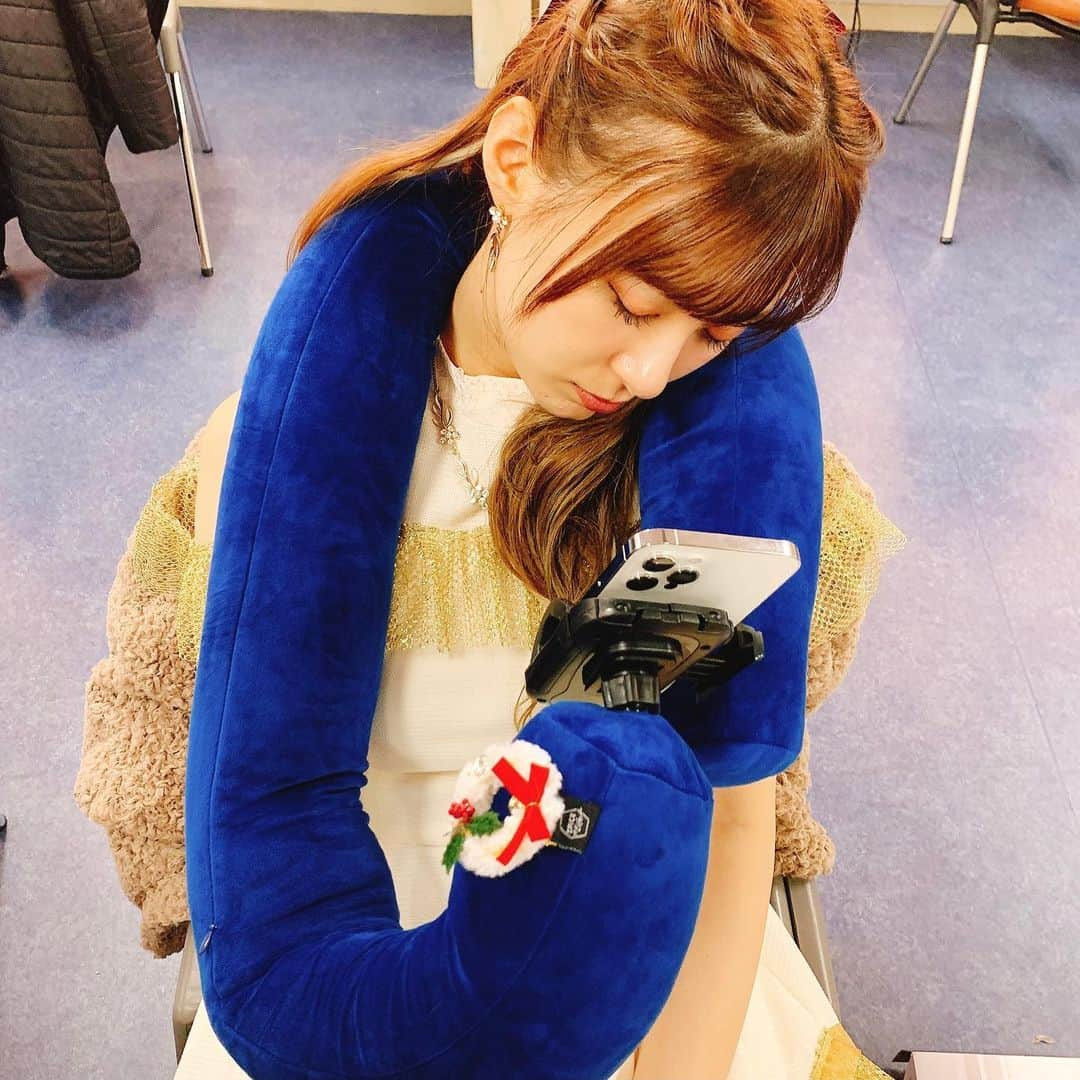 生田衣梨奈さんのインスタグラム写真 - (生田衣梨奈Instagram)「♥クリスマスプレゼントもらって浮かれてる♥﻿ ﻿ クリスマスプレゼント交換会しました！！﻿ 譜久村聖ちゃんからもらったやつ！！！！！﻿ ﻿ ﻿ もらってウキウキして付けてみました❤﻿ ﻿ これすごいよねぇ❤﻿ ﻿ #morningmusume20 #モーニング娘20﻿ #helloproject  #顔面国宝﻿ #えりぽんかわいい #アイドル﻿ 存在が #インスタ映え #かわいい﻿ #Love #beauty﻿ #followme #makeup﻿ #Instagram #生田衣梨奈のVSゴルフ﻿ #메이크업 #얼스타그램﻿ #ig_Japan #팔로미﻿ #フォロー歓迎 #ootd﻿ #譜久村聖 #iPhone﻿ #ELEYVSGOLF  #クリスマス﻿ #いいね #写真﻿ #IDOL #골프﻿ #SELFIE #셀카」12月21日 21時22分 - erina_ikuta.official