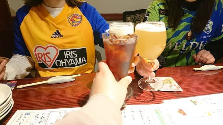 峰麻美さんのインスタグラム写真 - (峰麻美Instagram)「試合後は痛み分けの残念会🤣  でもめちゃくちゃ楽しかったし、せり鍋美味しすぎて癒された〜！！ 無限に食べたい！！ せり栽培したい！！  #soccer #football #jleague #vegalta #bellmare  #ベガルタ仙台 #湘南ベルマーレ #残念会 #せり鍋 #ビールクズ #ビール部 #ビール党 #ビール好き女子 #プレミアムモルツ」12月21日 21時23分 - asaaaaami.0702