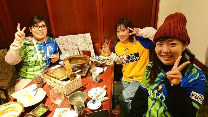 峰麻美のインスタグラム：「試合後は痛み分けの残念会🤣  でもめちゃくちゃ楽しかったし、せり鍋美味しすぎて癒された〜！！ 無限に食べたい！！ せり栽培したい！！  #soccer #football #jleague #vegalta #bellmare  #ベガルタ仙台 #湘南ベルマーレ #残念会 #せり鍋 #ビールクズ #ビール部 #ビール党 #ビール好き女子 #プレミアムモルツ」