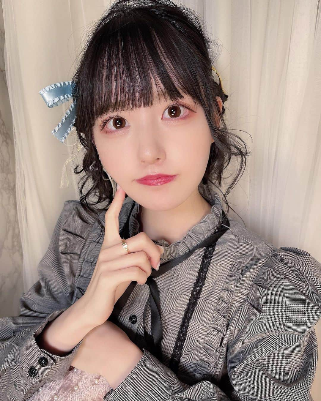 真城里帆さんのインスタグラム写真 - (真城里帆Instagram)「この日リップ塗り忘れて家出たらリップ持ってくるのも忘れててやばいってなって急いでコンビニで買ったやつ付けてた🐷 ． ． ． ． ． #ヘアアレンジ  #黒髪  #黒髪ロング  #黒髪ミディアム  #黒髪女子  #黒髪女子  #アレンジヘア  #eatmejapan  #イートミー」12月21日 21時23分 - riho_nonfic