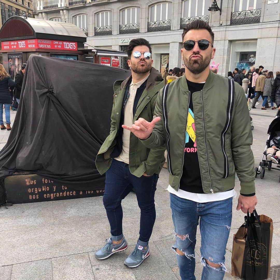 アントニオ・ルナのインスタグラム：「Este tío y yo nos conocimos cuando yo ya tenia entradas , la cara arrugá y la nariz mu (más) grande pero lo quiero como si lo conociera desde 1768 (el año en que nació). Uno de mis imprescindibles. Nos quedan muchos cumples juntos, si tú lo permites claro 🧟‍♂️🤪 Muchas felicidades malparido @pedro_barrero ♥️」
