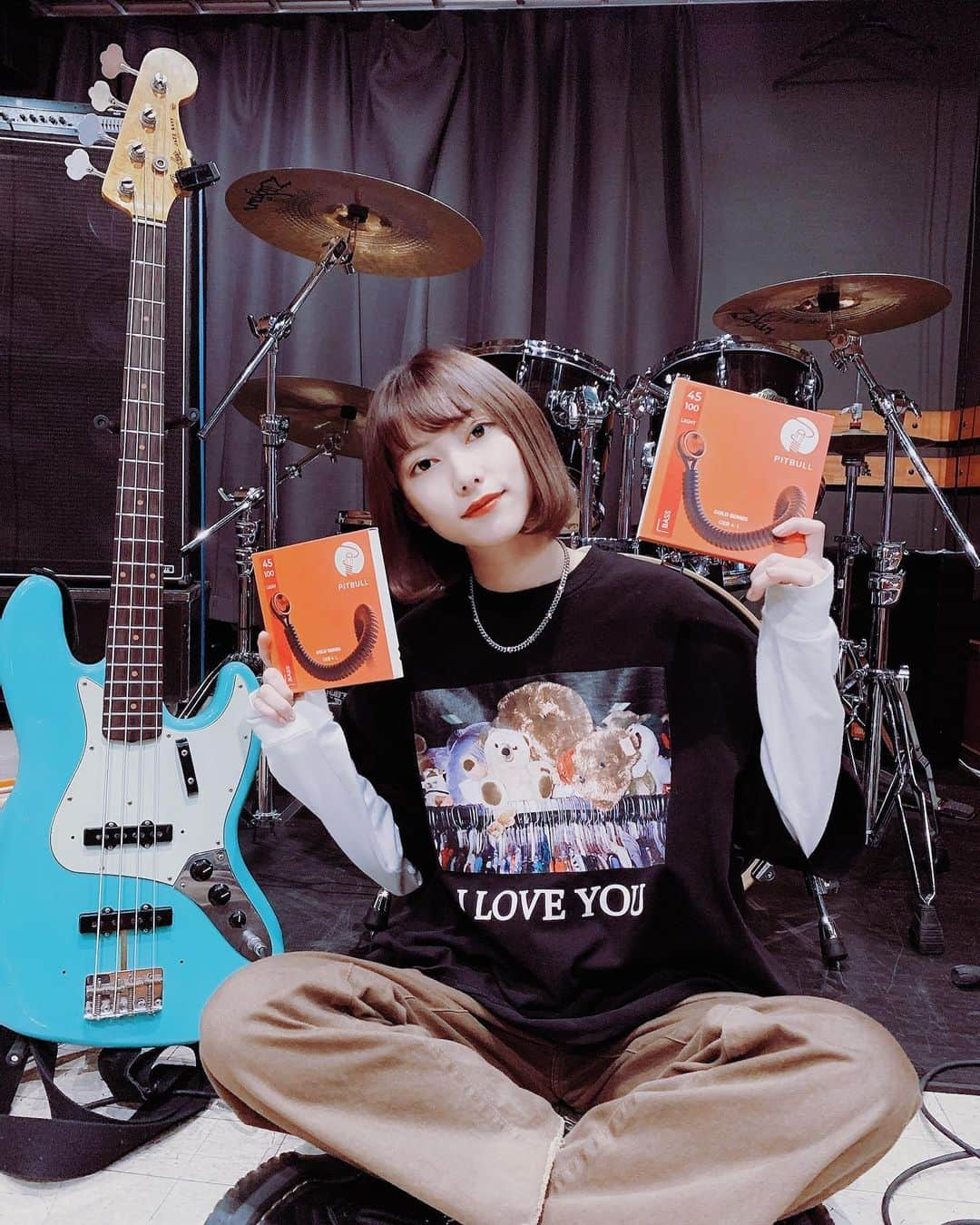 SHIZUKAのインスタグラム：「I’m more than happy to announce that I’m officially endorsed by @pitbullstrings ✨ I definitely recommend this strings if you’re looking for new bass strings:) Thank you for choosing me as a member of Pitbull family👼 . トルコの弦のメーカー @pitbullstrings のアーティストになりました！シンプルで使いやすい弦だと思うので、弦選びに悩んでる人は使ってみてね！  #pitbullstrings #bassstrings #ベース弦」