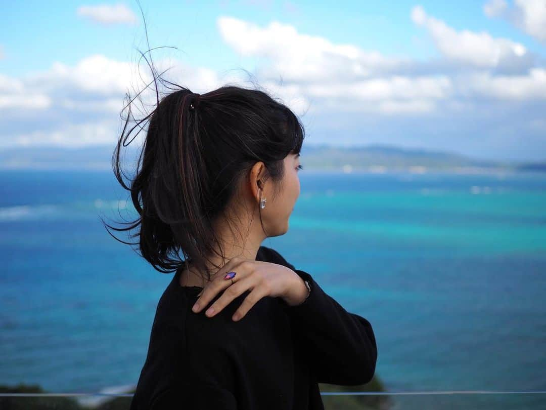 今井安紀のインスタグラム：「At Kourijima Island. 古宇利島にて。  Camera : Olympus PEN E-PL9  #olympuspenepl9 #noedit #nofilter #photolover #latergram #okinawa #trip #travel #hibiscus #kouriisland  #オリンパスPEN #加工なし #撮って出し #写真好きな人と繋がりたい #時差スタグラム #旅 #旅行 #沖縄 #古宇利島 #古宇利島オーシャンタワー #ハイビスカス」