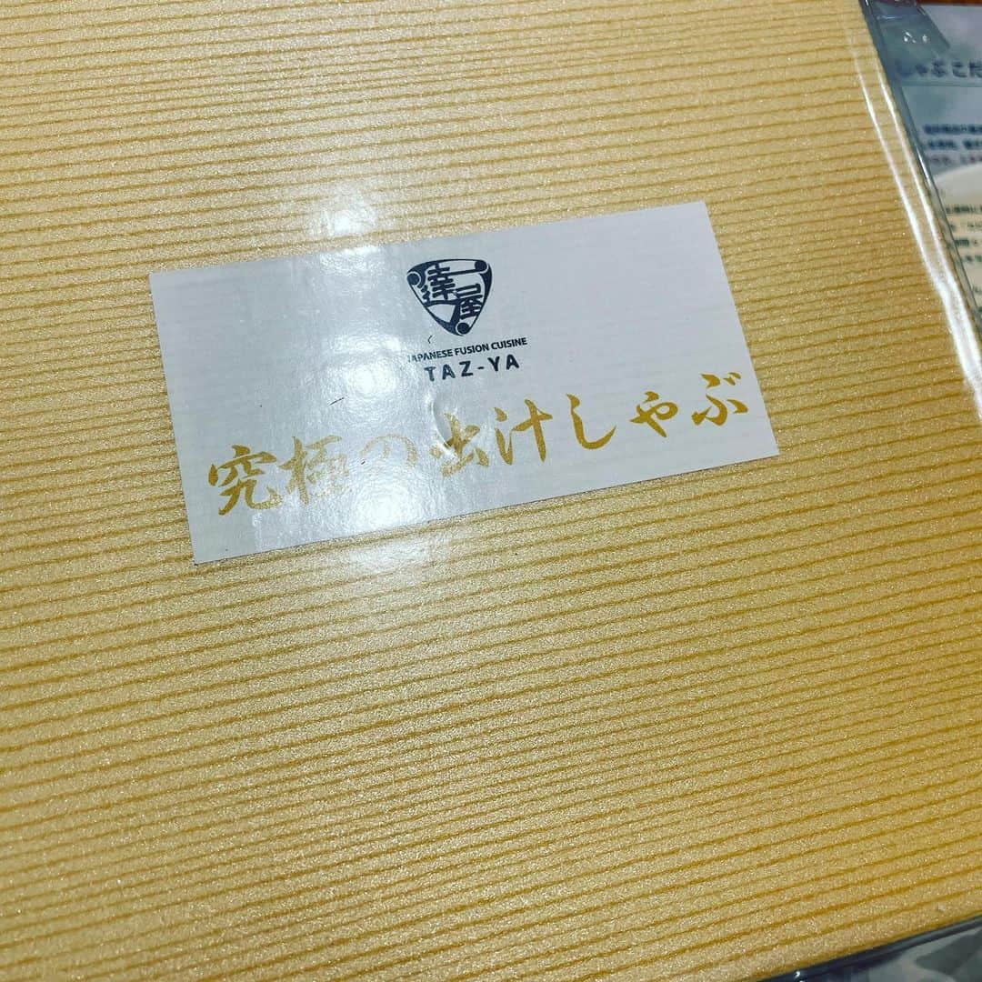 宮田麺児のインスタグラム：「ここの出汁しゃぶ ただただ旨い。  #しゃぶしゃぶ#旨い#達屋#近江牛#放牧豚#美味しい#出汁しゃぶ」