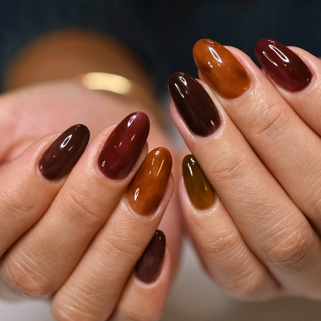 Yuka Maeda ::manicurelistのインスタグラム：「なんか全然年末の実感がない🥺 . Salon data▼ ＝＝＝＝＝＝＝＝＝＝＝＝＝＝＝＝＝＝＝＝ . CADENAS -nail eyelash salon- ●Nail artist  @yuka.maeda  @yuki_cadenas ●eyelash　@cadenaseyelash  ゲストに愛と感動を…♡ . 【 LINE ＠cadenas 】 ご予約/お問い合わせはLINEよりお気軽に🤲 ▶︎▶︎#cadenasnail デザインアップしてます♡  price…★⭐︎Instagram特別キャンペーン中⭐︎★ . 「インスタ見たよ👀」と LINEからご予約で特別プライス7500円！！ . ※ご新規様限定 ※キャラクターや特殊なエレメント等のみ 別途料金いただく場合ございます🙇🏻‍♀️ . . price…初回8000円（オフ込み） access…大阪市北区堂山町16-1  中崎町駅  徒歩5分 /  梅田駅  徒歩6分 . tel… 06-4792-8617 ＝＝＝＝＝＝＝＝＝＝＝＝＝＝＝＝＝＝＝＝ . . .  #中崎町ネイルサロン #梅田ネイルサロン #大阪ネイルサロン #関西ネイルサロン #インスタネイル #instanails #instanail #トレンドネイル #ネイルサンプル #アートネイルデザイン  #ネイルブック #ベージュネイル #ネイルチェンジ #今月のネイル #にゅーねいる #冬ネイル #オレンジネイル  #ネイル大好き #ワンカラーネイル #ネイル部 #女子力向上委員会 #女子力 #女子力ネイル #bordeauxnails #ボルドーネイル  #paintnails #ナノソル #ナノソルcc  #ナノソル販売店大阪」