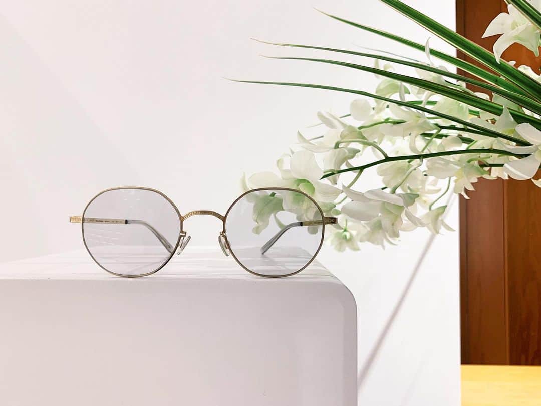 MYKITA SHOP TOKYOのインスタグラム：「滑らかなラインの多角形フレームMMCRAFT010 Champagne Goldです。カラー展開はBlack/Sand、Purple Bronze/Plumとなっております。ぜひ店頭にてお試しくださいませ。 Smooth line polygon frame, MMCRAFT010 Champagne Gold. Black/Sand, Purple Bronze/Plum are also available.  — #MYKITA #mykitamargiela  #maisonmargiela」