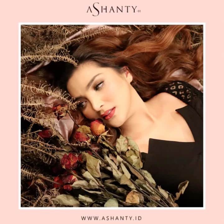 ASHANTY BEAUTY CREAM OFFICIALのインスタグラム：「DAY CREAM BY ASHANTY PALING JUARA!!!!! Selain merawat wajah disiang hari Day Cream Ashanty juga berfungsi sebagai sunblock dan alas bedak 🥰  Hasilnya membuat wajah lebih cerah dan glowing lohhh 😍  _________________________________ Informasi dan pemesanan : WA: 081293823950 WA: 085781140354 WA: 081287388885 WA: 087778489900 FAST RESPONS CLICK LINK yang ada di Bio IG @ashantyid  _________________________________ #creamwajag #beauty #cosmetics #brandlocal #skincare #skincarelocal #thehermansyah #beautyvlogger #beauty #kosmetikmahal #ashantyid #keluargaasix #ashantyhermansyah #mua」