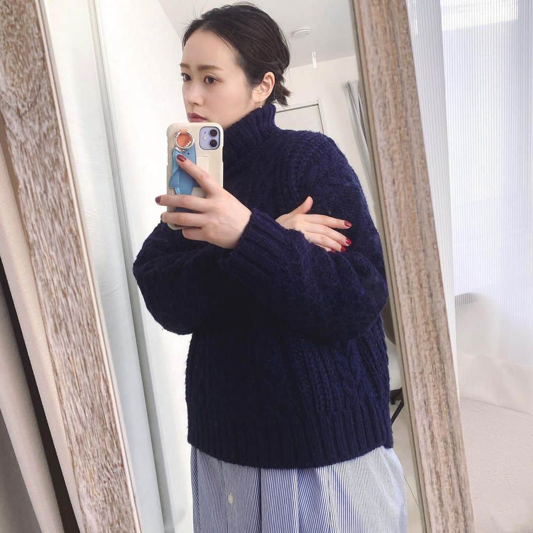のインスタグラム：「仕事終わりに今日は可愛いサボテンをアトリエに迎えました🌵﻿ 鉢も可愛くてお気に入り♡﻿ またアップしますー🌵🌵﻿ ﻿ ﻿ ﻿ #jewelry_ume#ÜME#ユーミー#彫金#金属アレルギー対応#10金ピアス#シンプルコーデ#カジュアルコーデ#ママコーデ#アラサーコーデ#30代ファッション#大人カジュアル#男の子ママ#タートルネック#ワンピースコーデ」