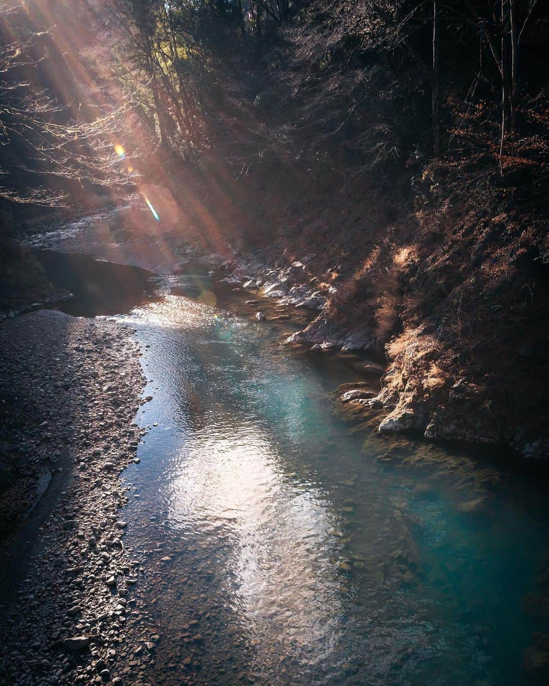 _msy_tさんのインスタグラム写真 - (_msy_tInstagram)「The sun light shines down in the Tama River. . 奥多摩の登計橋から。 多摩川に差し込む光が美しい瞬間でした🌅 . . . 📷 α7III / SONY FE 12-24mm F4 G 📍Okutama, Tokyo  📒December 2020 . . . #visitjapanjp #alpha_newgeneration #tokyocameraclub #retrip_nippon #art_of_japan_ #daily_photo_jpn #wu_japan #japan_daytime_view #rakutentravel #jalan_travel #lovers_nippon #bestjapanpics  #whim_life #special_spot_ #loves_united_japan #japan_art_photography #Nipponpic #lovers_amazing_group #japantravelphoto #otonatabi_japan #total_nature_japan #photo_travelers #広がり同盟  #東京カメラ部 #TAMASHIMAフォトコン #多摩でみつけた自然 #奥多摩 #登計橋」12月21日 21時30分 - masaya_takigawa