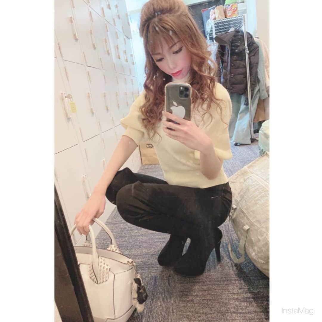 あゆかのインスタグラム：「黄色ちゃん💛 たまには私服！！！ トップスかわ💛💛💛💛 冬はロングブーツしか履かないw 今日も寒いねー😵  .  #千葉キャバクラ#千葉富士見キャバ嬢#千葉富士見町キャバ嬢#千葉富士見キャバクラ#arドレス#ジュエルズドレス#オンラインキャバクラ#ファッション好きな人と繋がりたい#ヘアメイク#お家スタイル#息してる？#followｍe4 #follow4like#followtrain」