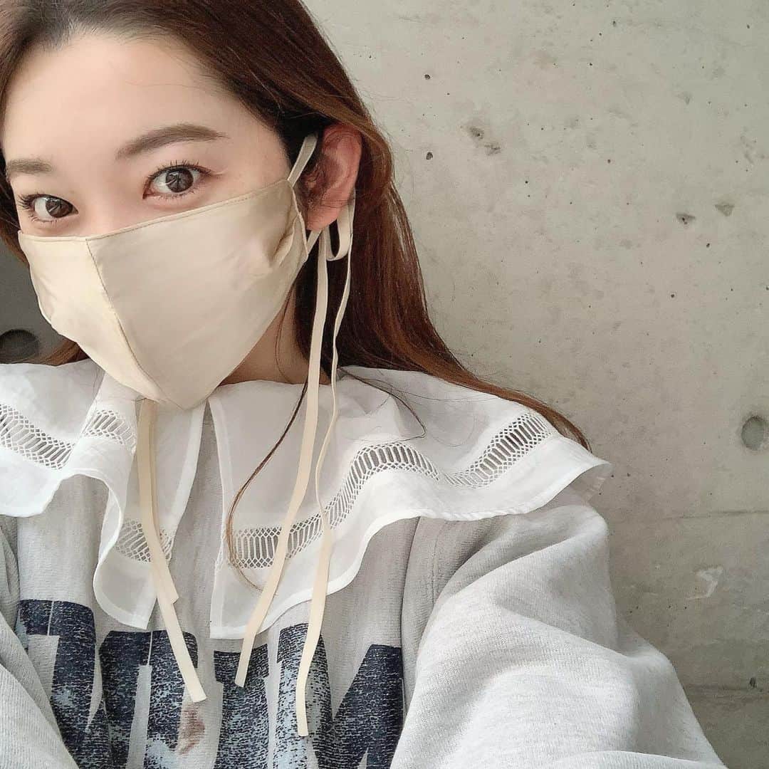 mina hinokuchiのインスタグラム：「. 今年はマスクつける日常が当たり前に。 チコでも色んな種類のマスクが登場しました♪♪ . 素材や紐、形に特徴があるけど、 シンプルでお洋服に合わせやすいデザイン。 毎日つけるものだから、 毎朝ちょっと気分が上がるものが沢山欲しくなります❄️ . . 1月に入荷予定の新作マスクは サテン素材で、紐も今までのものより長め。 耳元からリボンが垂れるのがとってもかわいいです♪(4色展開) お楽しみに〜っ🌼🌼 . #whoswhochico #salonbychico #フーズフーチコ　#マスク　#ファッションマスク」