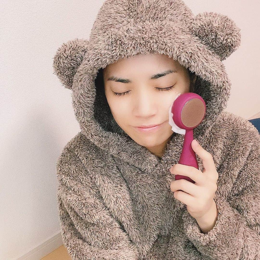 福山あさきのインスタグラム：「. . 最近あさ姉はアメリカでヒットしている PMD Clean Pro( @pmdbeauty_jp ) 洗顔デバイスを使ってみたよー！🐥<ｳﾜｱｱ . これ洗顔ブラシなんですがリフトケアもできるの！写真のは洗顔モードで、機器を裏面にするとリフトケアになるの！✨ . 洗顔モードでは毎分約7,000回の音波振動で毛穴の汚れも綺麗に洗ってくれるの！終わったあとは肌触りがザラザラ感がなくなってトゥルトゥル😳💕 . しかも使⽤後は肌の⾊がワントーン上がっている気がする！目指せ美白！おー！\(*°∀°*)/ . 防水だからお風呂で使えるの嬉しい🥰 . . #ヤーマンプロ #PMD #PMDCLEAN #毛穴ケア」