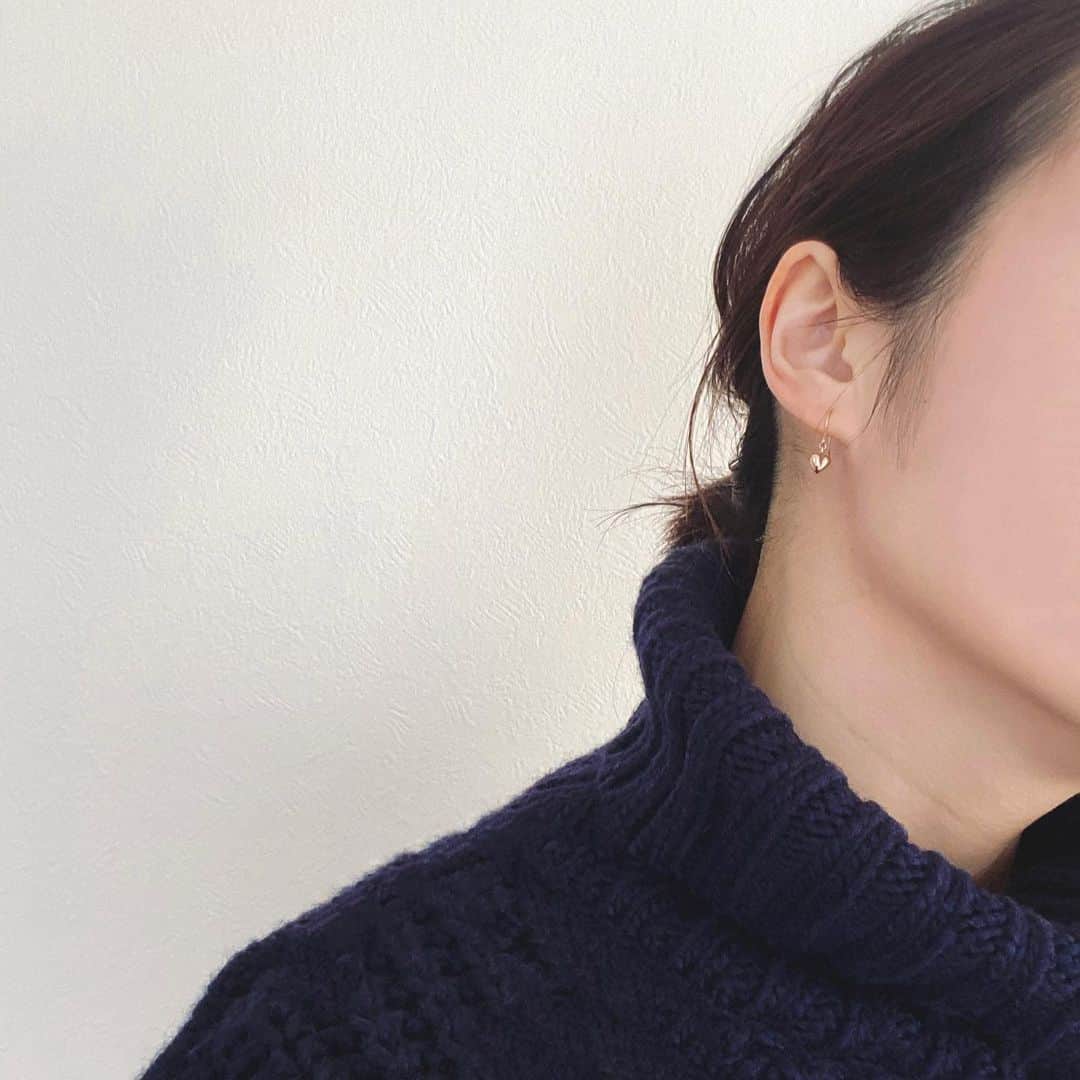 sayumi katoさんのインスタグラム写真 - (sayumi katoInstagram)「今日はぷっくりハートピアス🍑♡﻿ 2枚目は動画です。﻿ ﻿ ﻿ ﻿ #jewelry_ume#ÜME#ユーミー#彫金#金属アレルギー対応#10金ピアス#ハートピアス#シンプルコーデ#カジュアルコーデ#ママコーデ#アラサーコーデ#30代ファッション#大人カジュアル#男の子ママ#タートルネック」12月21日 21時35分 - say_ume