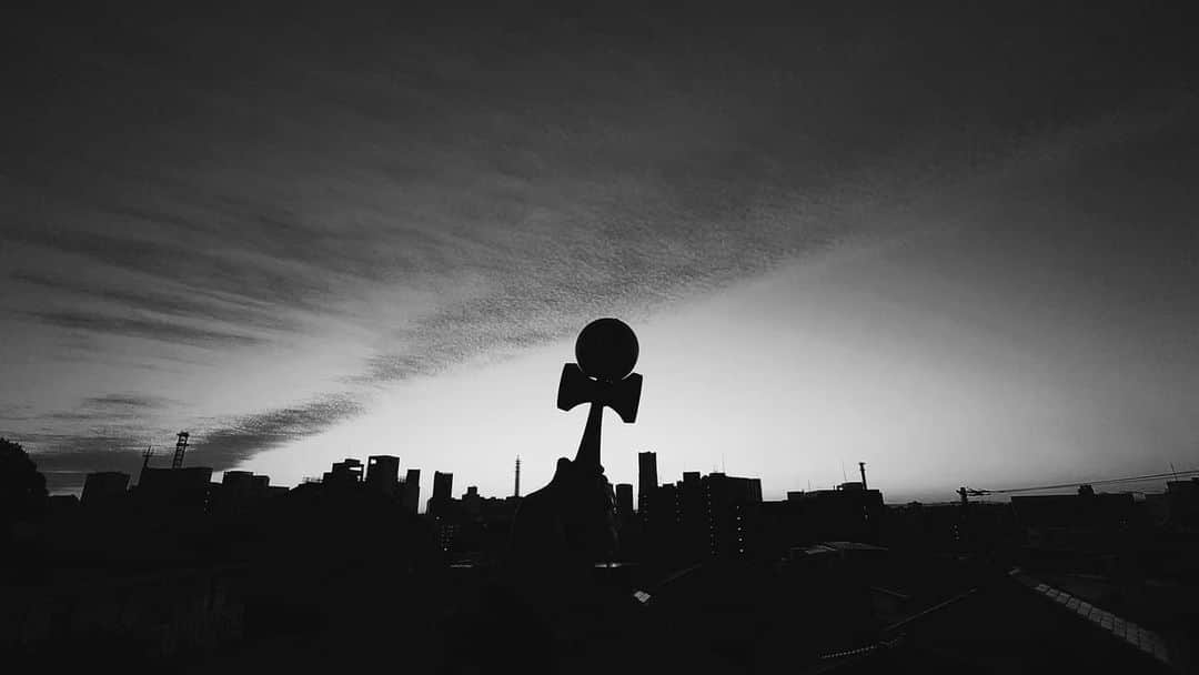 Hiroki Iijimaのインスタグラム：「. 🔥Xperia 5 II🔥. . Cinematography Proが4K120フレームに対応！ Photography Proも使えるので練習帰りの朝焼けもバッチリ！. . . . #Xperia #Xperia5II #Xperiaアンバサダー #PhotographyPro #pr #kendama #zoomadanke #サンミュージックプロダクション」