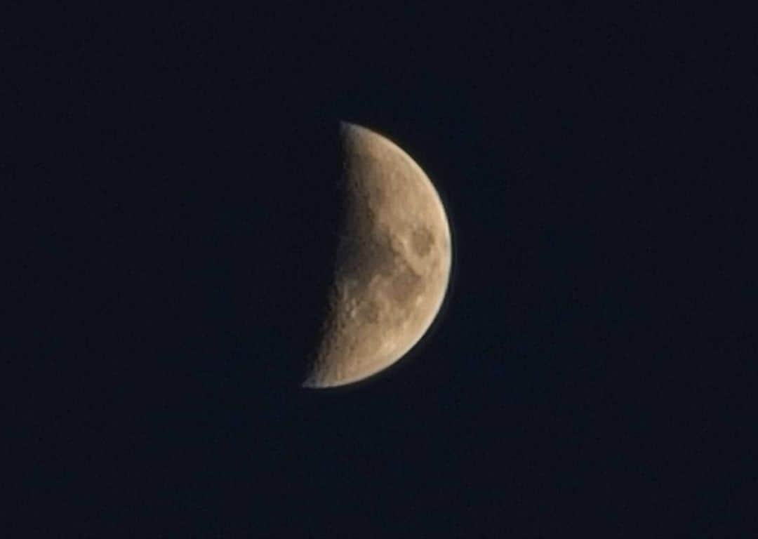 Shihoさんのインスタグラム写真 - (ShihoInstagram)「今日の三日月。  #halfmoon #moonphotography #月 #三日月 #galaxyカメラ部 #galaxynote20ultra #singerslife」12月21日 21時45分 - fried_pride_shiho