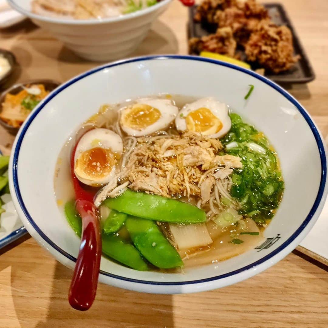 Eat With Steph & Coのインスタグラム：「This review was a treat! Excellent service and excellent food 😊 and the best news is that they are still delivering even in Tier 4!  Tonkotsu recently opened up a Walthamstow branch and I couldn’t be more excited ❤️  Their signature tonkotsu ramen features a rich and creamy pork and lardo broth, thin cut noodles, roast pork belly, bamboo shoots, bean sprouts, spring onions, burnt garlic oil and a seasoned egg (my absolute favourite part is the egg!).  I definitely recommend checking them out!  📍Location: Walthamstow and other locations 💰Price: £10-15pp 🧑‍🍳Cuisine: Japanese ❤️Best for: Casual lunch/dinner  🍽Top dish: Tonkotsu Ramen! ☎️Book ahead: Optional 🌱Veg options: Yes」