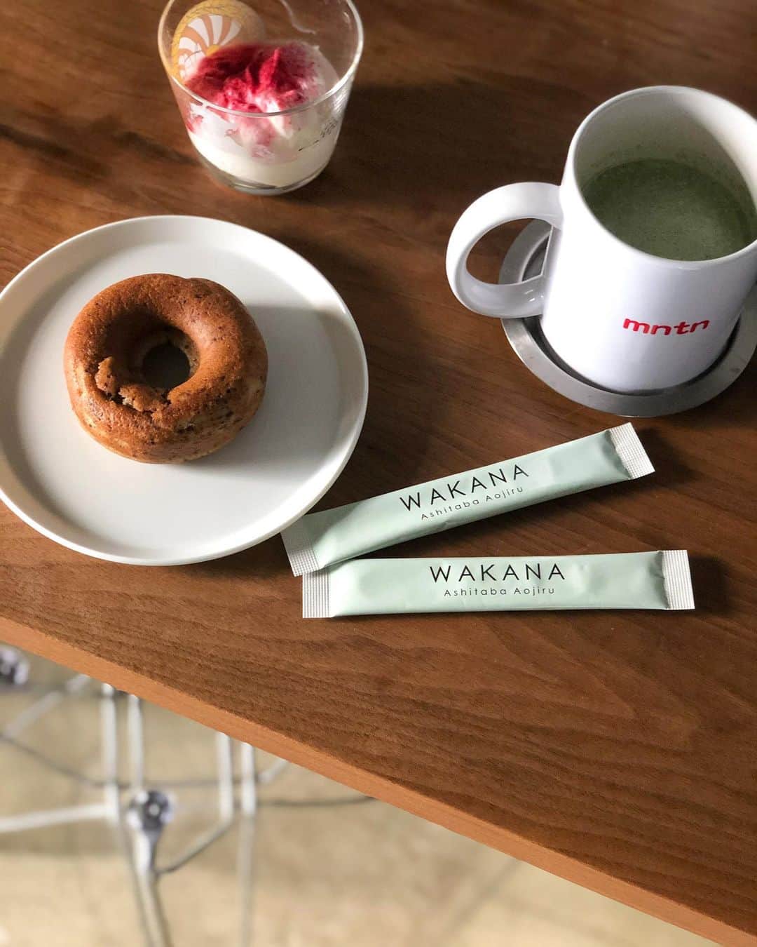 北岡りえのインスタグラム：「WAKANA @wakana_info  青汁生活、継続しています🌿  朝は七緒さんからいただいたドーナツとヨーグルトと青汁🍩  寒くなってきたのでホットミルクと合わせて朝のお供に🥛　 個人的に温活もしたいので(ものすごーく冷え性) ホットが嬉しい。 そして美味しい✨🥺  人間ドックこれのおかげか健康体でした‼︎👏😂  クリスマスセールで初回割引60%offみたいです🎄→  @wakana_info   #wakana #wakanaのある生活  #wakana_pr #wakana_life」