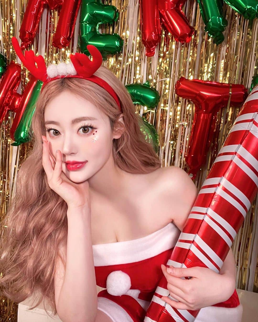 キム・チョンアさんのインスタグラム写真 - (キム・チョンアInstagram)「집에서 산타걸 컨셉🎄 ⠀ 웃는데... 살쪄서 보조개 없어짐 ...ㅠ 다이어트 좀 할껄 ...🥲 그래두 복부캣 맞아서 배는 괜찮은데... 다른 몸뚱이가 포동포동 허다 ㅋㅋㅋㅋ 복부캣 마지막으로 맞구 왔는데 너무 아쉽 ㅠㅠ 전신 다 하구싶오....✋🏻 이제 식단 관리하면서 홈트 해봐야지🔆 #오늘도다이어트결심^^ ⠀ ⠀」12月21日 21時53分 - 94_j.a