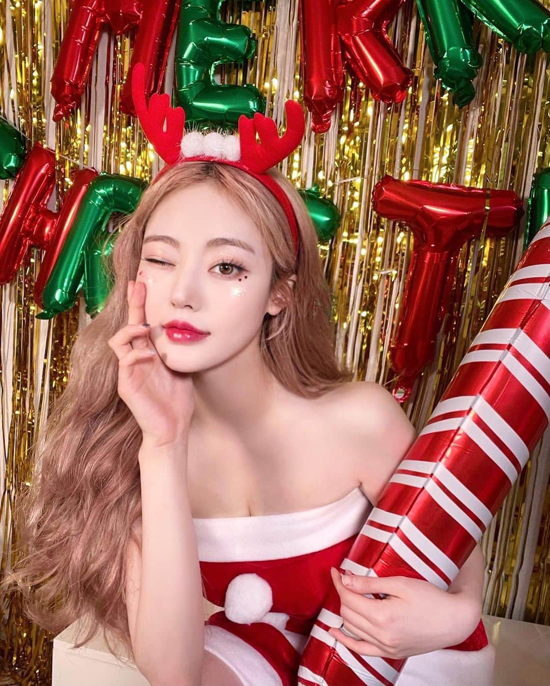 キム・チョンアさんのインスタグラム写真 - (キム・チョンアInstagram)「집에서 산타걸 컨셉🎄 ⠀ 웃는데... 살쪄서 보조개 없어짐 ...ㅠ 다이어트 좀 할껄 ...🥲 그래두 복부캣 맞아서 배는 괜찮은데... 다른 몸뚱이가 포동포동 허다 ㅋㅋㅋㅋ 복부캣 마지막으로 맞구 왔는데 너무 아쉽 ㅠㅠ 전신 다 하구싶오....✋🏻 이제 식단 관리하면서 홈트 해봐야지🔆 #오늘도다이어트결심^^ ⠀ ⠀」12月21日 21時53分 - 94_j.a