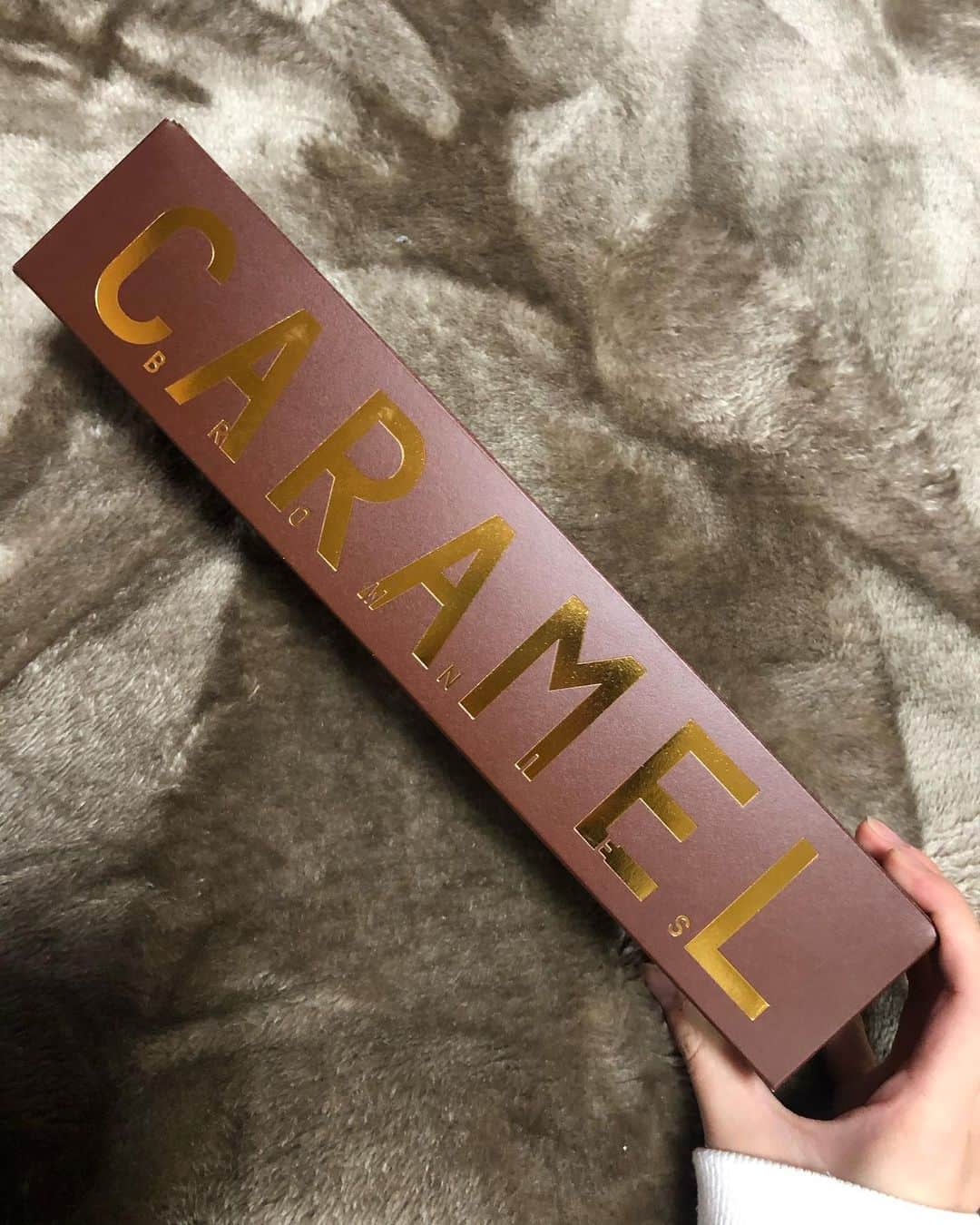 中野みやびのインスタグラム：「ぱぴーが買ってきてくれた❕  #キャラメル #caramel #お菓子 #ありがとう #thanks #茶色 #brown #package #かわいい #ぱぱ #感謝 #おかし #中野みやび」
