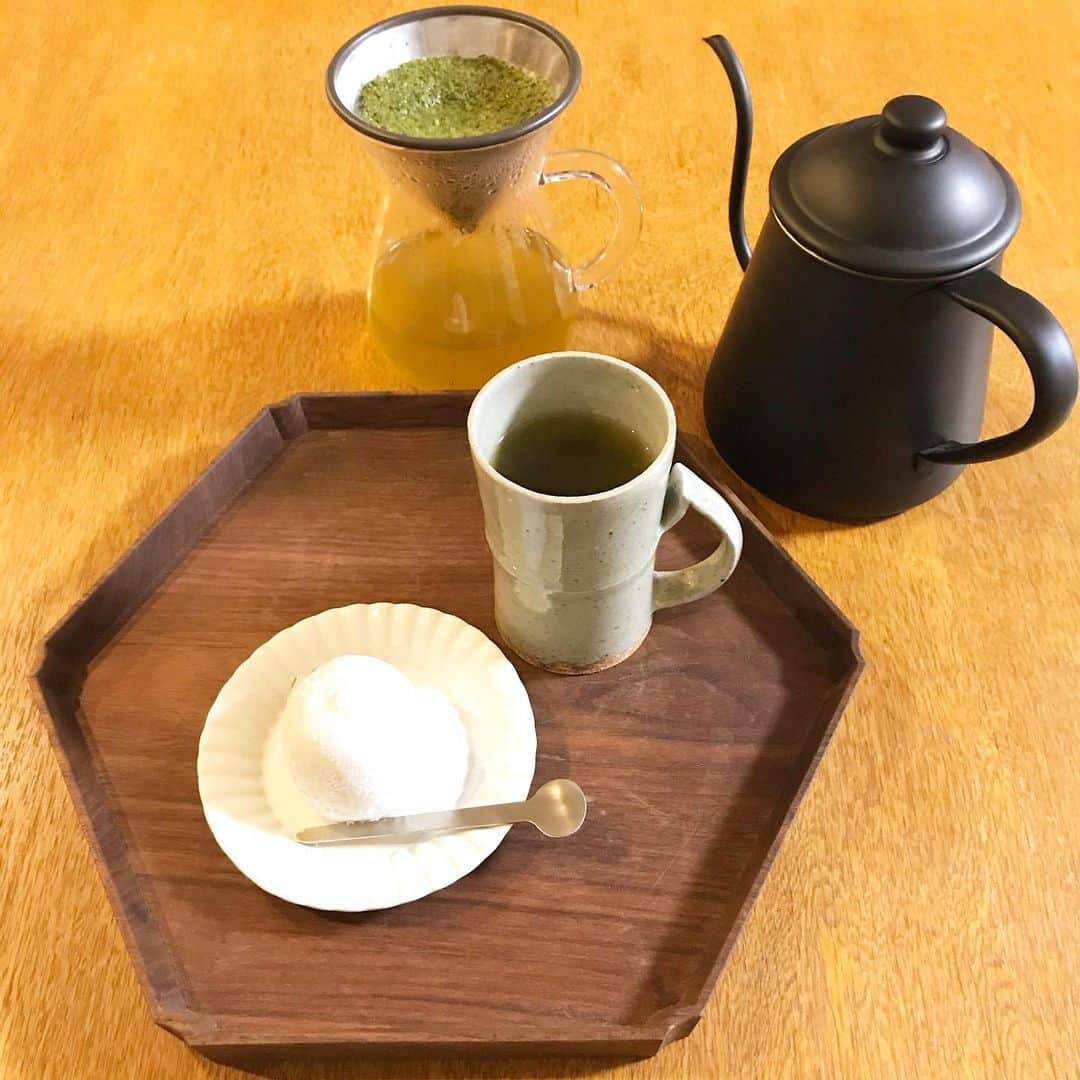 福田葉子さんのインスタグラム写真 - (福田葉子Instagram)「お茶ドリップにすっかりハマっています。これは粉茶に限る。 細い口のポットからお湯をそっと注ぐと、まるでコーヒー豆のようにぶわぁっと膨らむのが楽しくて。 和菓子には濃茶。最近、お抹茶よりドリップ、こればっかり。濃い熱いお茶をいただくと疲れが飛ぶような気がするんですよね…。 12月の頭に予想外の仕事が飛び込んできて、なんかもう、バタバタのまま年を越しそう…なんてこった！こんなんばっかりだな！頑張るけど。今週で仕事納めなんて信じられない今日この頃です。 #tea #teatime #drip #driptea #greentea #yummy #foodie #love #busybusy #yearend #omg #お茶　#ドリップ　#粉茶　#はまる　#おいしい　#癒し　#忙しい　#師走」12月21日 21時54分 - yoyoyokoko