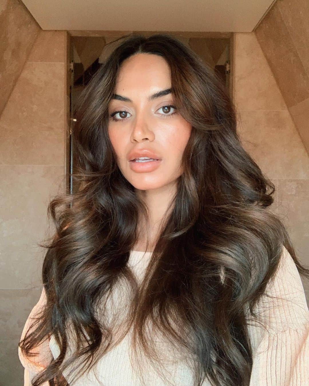 Diipa Büller-Khoslaのインスタグラム：「My signature everyday look: fluffy hair, minimal makeup & maximum skincare ✌🏽   Has 2020 made you into a skincare and haircare junkie too?」