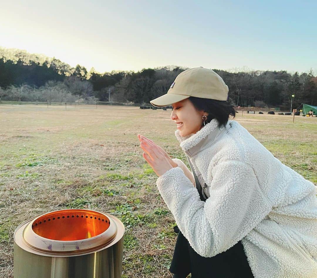 結城はゆるのインスタグラム：「ついに焚き火デビュー🔥 (山の寒さなめてた、死ぬほど寒かった) . . . . . . . .」