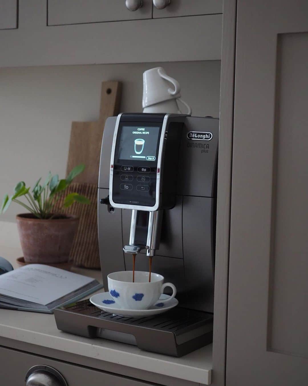 De'Longhi Sverigeのインスタグラム：「Hur föredrar du ditt kaffe? Med våra helautomatiska kaffemaskiner kan du enkelt skapa alla dina favoritdrycker med ett enkelt knapptryck! Varför inte testa en äkta espresso, en klassisk americano, en sammetslen cappuccino eller en krämig latte ☕️ Vilken är din favorit? 💙 📸 @janaheinrici #delonghi #seriousaboutcoffee #kaffekärlek #coffeelove」