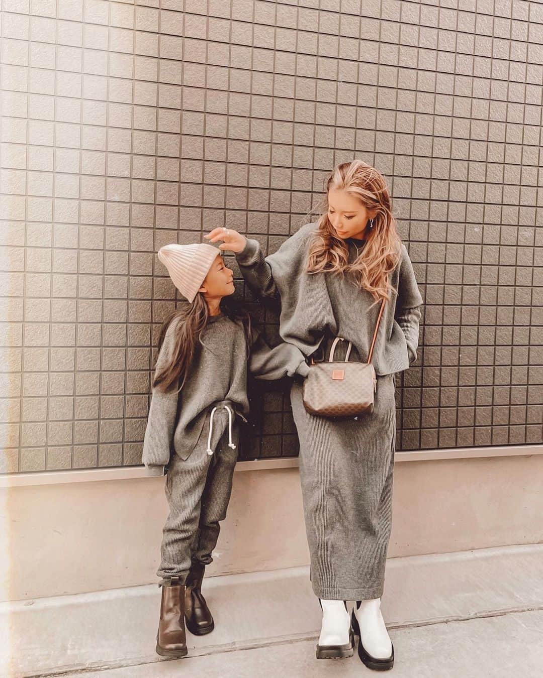 ✷kana✷のインスタグラム：「@_maliraj_  ワッフルセットアップのチャコール🧇♡ かんわいいいぃぃいい！！！ よく見るとまだらに白っぽい色味もあって 他にはなくて新しいし 前回のよりも厚手で冬使用のワッフルに！ 上下それぞれ着まわせるしもうほんと おきにいりーー♡♡♡ . #親子リンク #coordinate」