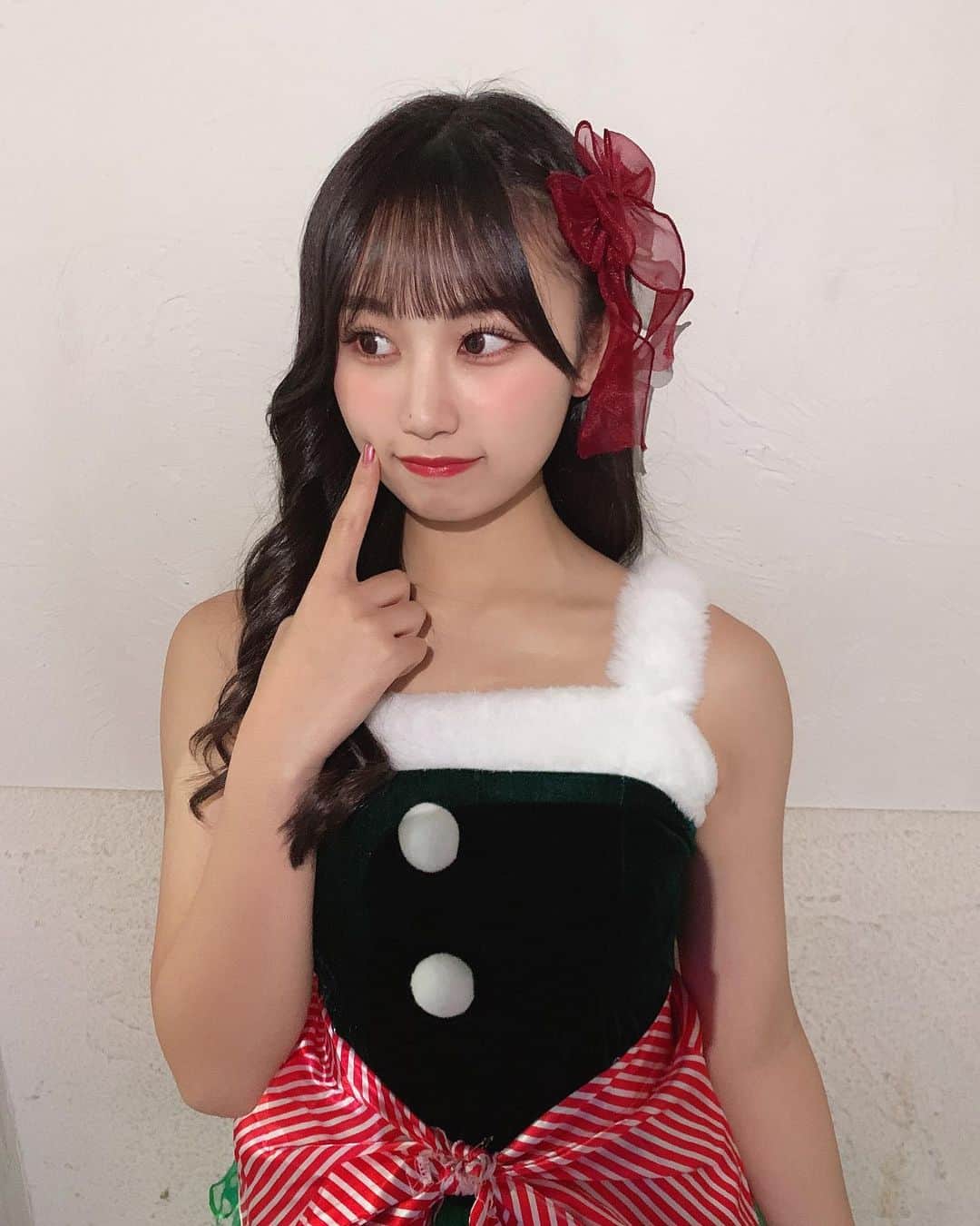 宮丸くるみのインスタグラム：「ツリー🎄🤍  ・ ・ ・  #リリバリ #lilyofthevalley #アイドル #idol #jk #17歳 #高校生 #クリスマス #xmas #xmastree #christmas #ツリー #🎄#クリスマスツリー #ロングヘア #ぱっつん前髪 #シースルー前髪 #巻き髪 #リボンアレンジ #ヘアアレンジ」
