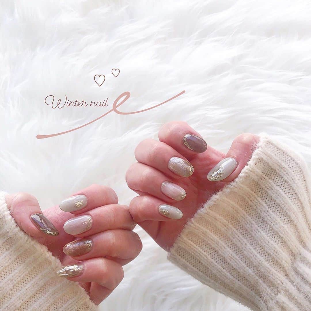 のインスタグラム：「𝟐𝟎𝟐𝟎 𝐥𝐚𝐬𝐭 𝐧𝐚𝐢𝐥 🤍 @trunail ホワイト×ゴールド×ほんのりピスタチオ ＋マグネットを数本💅 今年もたくさんネイル楽しんだ😌  . .  #trunail #冬ネイル #ゴールドネイル #ホワイトネイル #ネイル #ニュアンスネイル #個性派ネイル #nail #naildesign #マグネットネイル #ミラーネイル」
