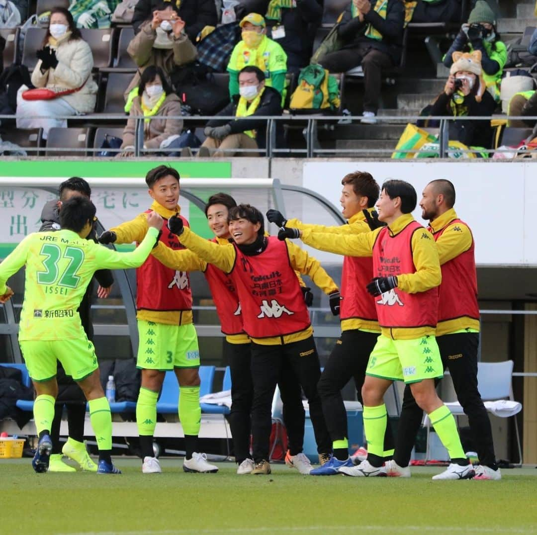 佐藤寿人さんのインスタグラム写真 - (佐藤寿人Instagram)「2020年リーグ最終戦⚽️  自分にとってもプロサッカー選手として719試合目の最後のピッチでした。 寒い中フクアリにたくさんのサッカーを愛する人達が集まってくれ感謝しています✨ DAZNで見たよというメッセージも多く届きました📺  試合前には勝って笑顔で終わりたいとチームメイトに想いを伝えました。 みんなが贈ってくれたゴールパフォーマンスも最高でした。  また少しずつ更新していきたいと思います。  １日経ちましたが、実感が湧かないです。  今日もノンアルコールビールでした（笑）」12月21日 21時59分 - hisato_sato11official