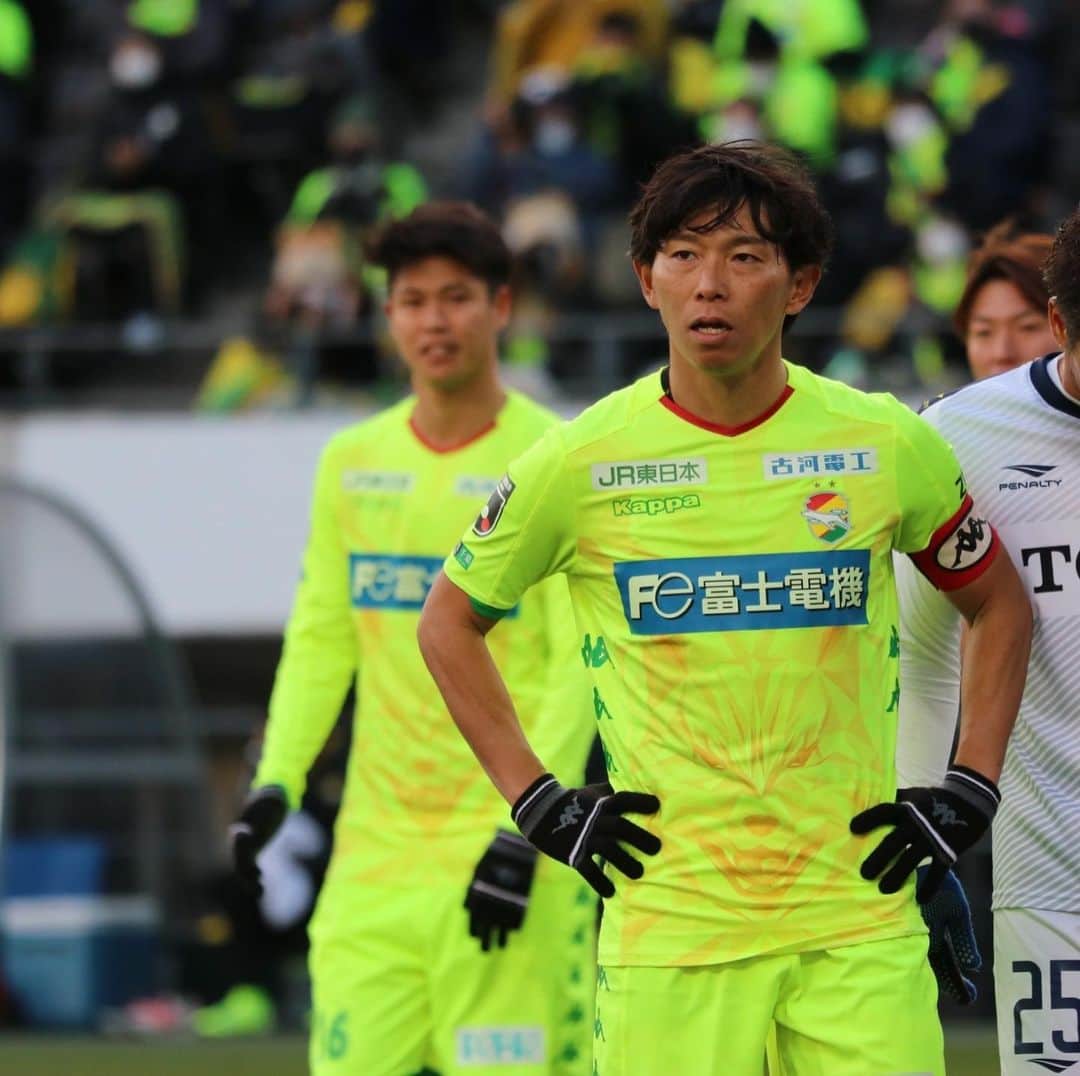 佐藤寿人のインスタグラム：「2020年リーグ最終戦⚽️  自分にとってもプロサッカー選手として719試合目の最後のピッチでした。 寒い中フクアリにたくさんのサッカーを愛する人達が集まってくれ感謝しています✨ DAZNで見たよというメッセージも多く届きました📺  試合前には勝って笑顔で終わりたいとチームメイトに想いを伝えました。 みんなが贈ってくれたゴールパフォーマンスも最高でした。  また少しずつ更新していきたいと思います。  １日経ちましたが、実感が湧かないです。  今日もノンアルコールビールでした（笑）」
