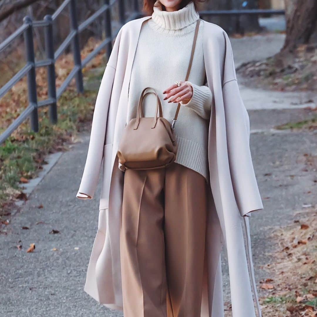 j.chikaのインスタグラム：「♡﻿ ﻿ ﻿ ﻿ 冬のエクリュカラー﻿ ノーカラーコートで追加♡﻿ ﻿ ﻿ ﻿ オーバーサイズでゆるりと着られて﻿ 好きなシルエットです♡﻿ ﻿ ﻿ ﻿ @titivatejp の﻿ #ウールライクノーカラーガウンコート﻿ ﻿ ﻿ ﻿ ﻿ coat…#titivate﻿ knit…#galerievie﻿ pants…#ilenn.﻿ bag…#labagagerie﻿ shoes…#maisonmargiela﻿ ﻿ ﻿ ﻿ ﻿ ﻿ #coordinate#ootd#outfit#titivatestyle#ティティベイト#ノーカラーコート#エクリュ#コートコーデ#冬コーデ#今日の服﻿」