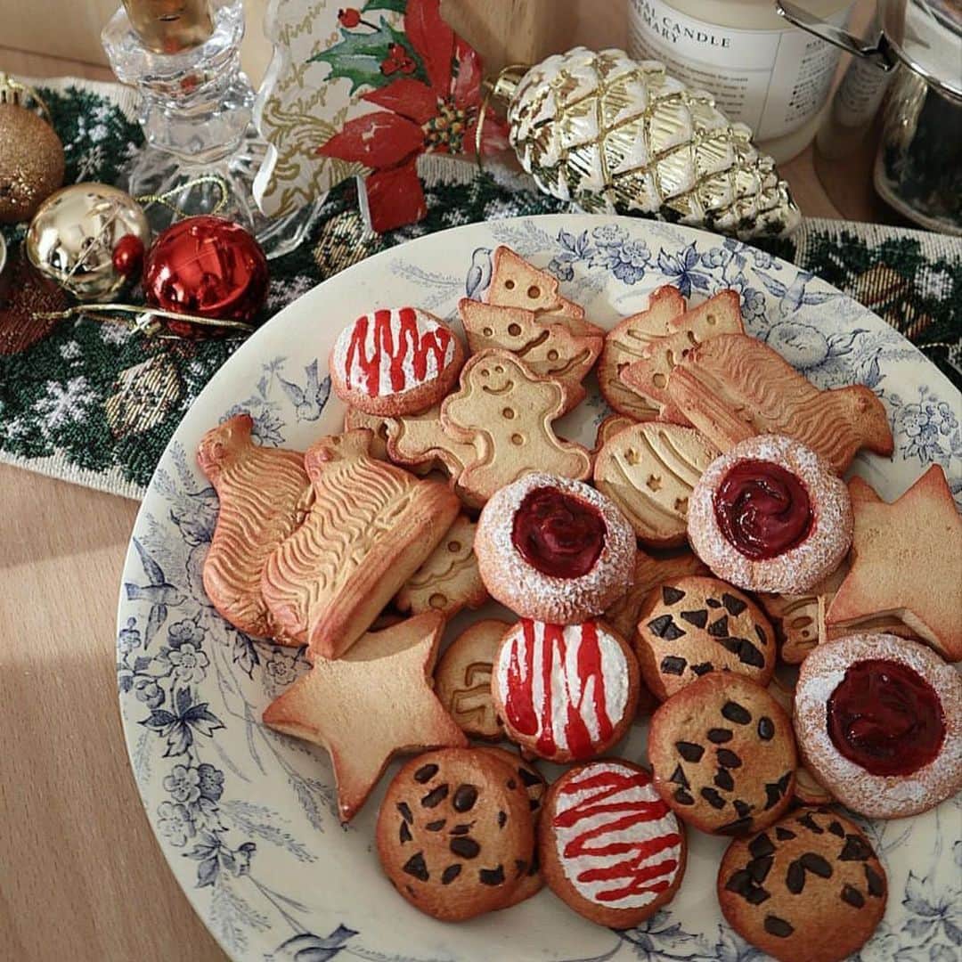 板橋よしえのインスタグラム：「. @macosbakery さんのXmas Cookie SET & Cherry Cupcakeが届きました～🎄🎁🎅🌟⛄ 本物みたいな見た目の美味しそうなおもちゃのお菓子たち。かわいすぎる～❤️娘のおままごと遊びに大活躍しております🧒🏻💯」