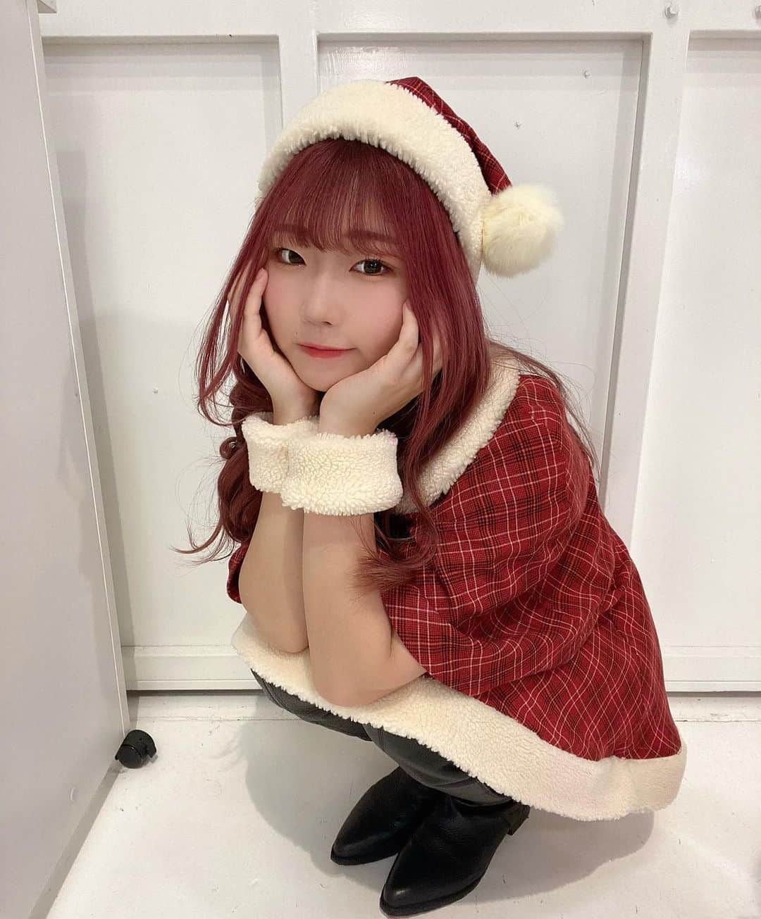 米田みいなのインスタグラム：「サンタコス🎅🏾🎅🏾🎅🏾🎅🏾🎅🏾  生写真の時の！  どーですか🤔🤔🤔🤔笑 #サンタコス #クリスマス #ヘアカラー #ピンクカラー #コスプレ #サンタクロース」