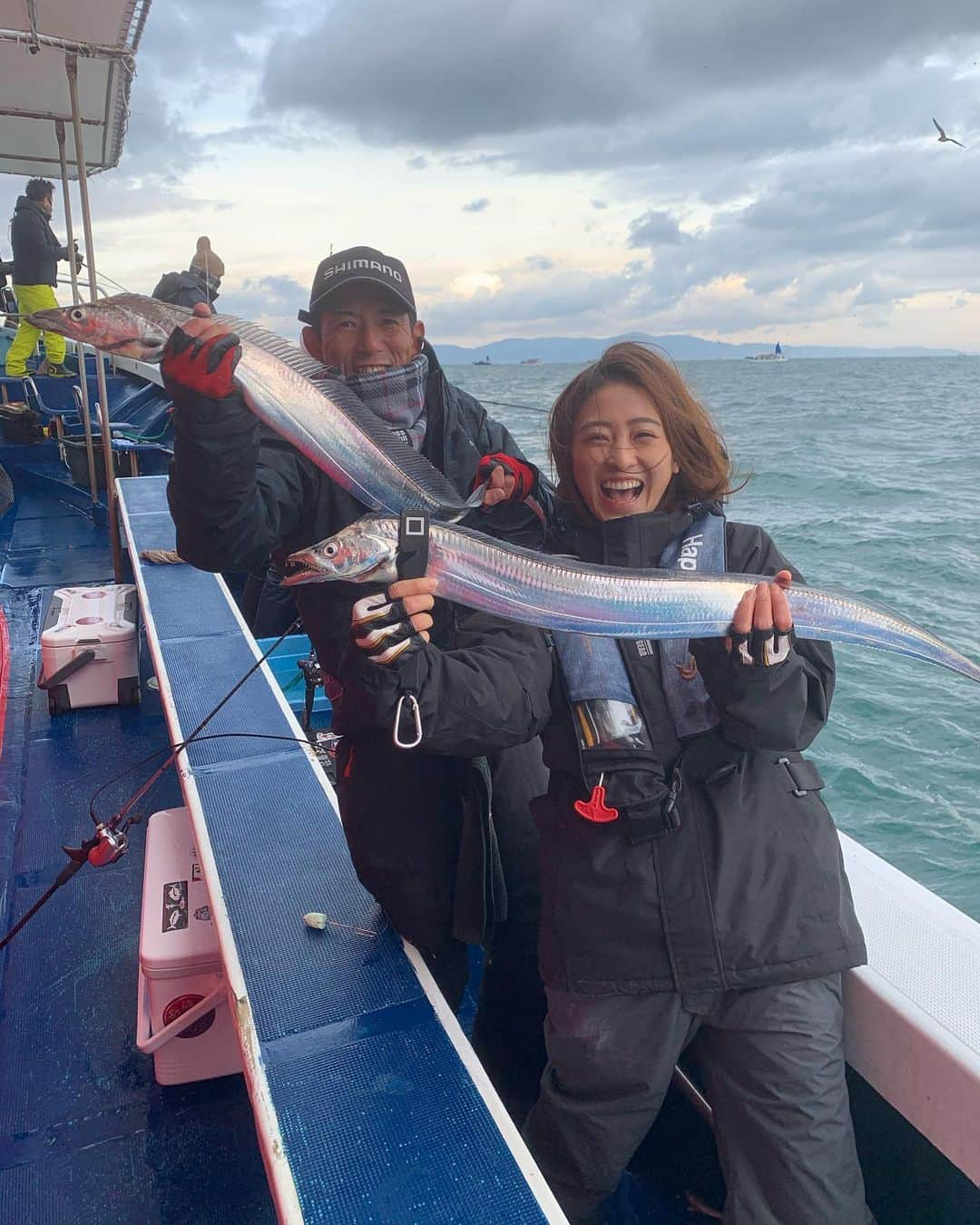 柚月めいのインスタグラム：「. 釣り記録‪🎣‬  太刀魚が冷凍庫に沢山🐟🐟🐟 そしていただいた明石の蛸も煮たり焼いたりして 堪能してます🐙  . . . #釣り#釣った魚で料理#釣った魚を食べる#料理#cooking#fishing #釣りガール#明石#蛸#太刀魚#船釣り#follw#釣り好きな人と繋がりたい #柚月めい」