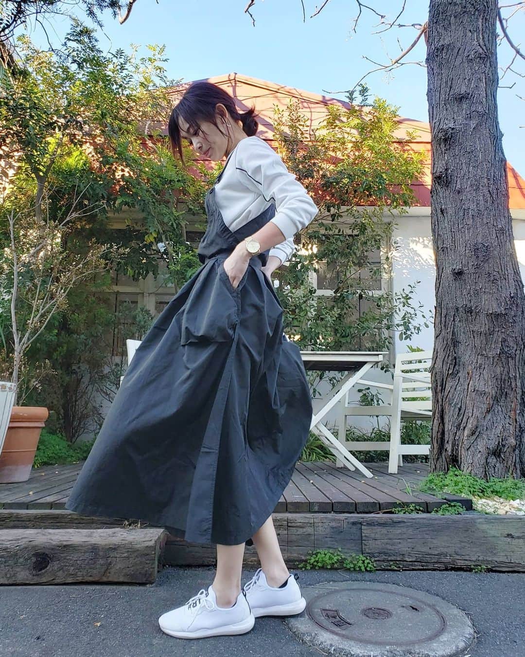 佐藤純さんのインスタグラム写真 - (佐藤純Instagram)「大人なジャンスカ❤️  @gstarraw   @rawstaff_jp   巻きスカートのようになっていて、風が吹いた時のフワッとした感じが可愛いの。  シャカシャカしている素材も大人な感じがするでしょ？😁  ちなみに、中に着ているトレーナーもG-Star ROWです。  バッグは @jandmdavidson  スニーカーは @balr_jpn  @balancestyle  #gstarraw  #ジースターロウ  #ジャンスカ #私服 #ootd  #outfit  #バッグ #jandmdavidson  #スニーカー #balr  #balancestyle  #ジャンパースカート  #ママ #ママモデル #モデル  #mama #mamamodel #model」12月21日 22時06分 - junsatoidea