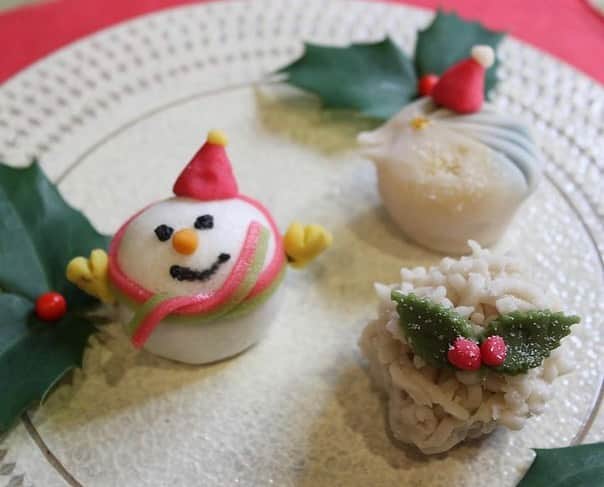 スピルリナのDICライフテック株式会社さんのインスタグラム写真 - (スピルリナのDICライフテック株式会社Instagram)「@musashiya_sohonten さま、リポストです😊 . クリスマスの練り切り、どの作品もかわいくて癒されますね☺️🍵✨ . リナブルーを「菓子づくりには欠かせない大切な素材」との素敵なお言葉をいただき、感謝感激です🥺🙏🏼💙✨ . #リナブルー  #スピルリナ　#dicスピルリナ  . ↓ . ✏︎ 銘 Xmas菓子 左 雪だるまサンタ 右 アマビエサンタ 上 ひいらぎ  今日は待ちに待ったワークショップ。テーマは、クリスマス🎄 作成後は、木下窯の器にのせて撮影。器の上でクリスマスパーティーをしているよう♪♪ 参加者の皆さまありがとうございました😊  前回のワークショップから白衣からシャツに変えています。より自然体な雰囲気で参加者の方と和菓子を通して楽しみたい⭐︎ ユニホームby @mrkgshirt   info✒︎ 12月4日(金)〜13日(日)まで木下窯 木下栄司さんの器展を武蔵屋菓寮にて開催しております。家庭で使えるお碗や急須、珈琲マグカップなども多数展示しております。また、浅草の染絵てぬぐいふじ屋さんの干支"丑"のてぬぐいをはじめ展示販売しております。ぜひ、ご来店お待ちしております。  #冬 #クリスマス #アマビエ #柊  #上生菓子 #和菓子 #器 #木下栄司 #染絵てぬぐいふじ屋  #モリガケシャツ #武蔵屋総本店  #merrychristmas  #santaclaus  #flowers  #amabie  #color  #wagashi #mrkgshirt  #somemore_jp  #instagram  #instafood  #instagood  #instagramjapan  #food  #foodstagram  #foodphotography  #japan」12月21日 22時08分 - dic_spirulina