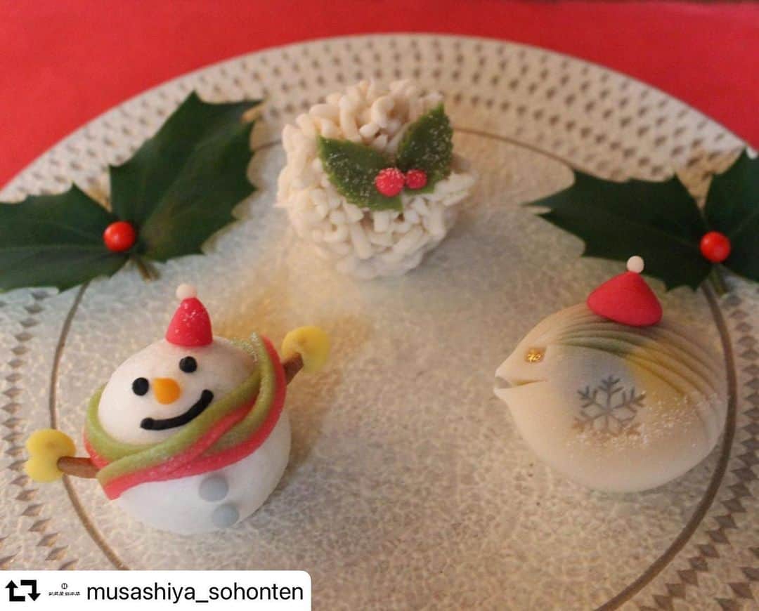 スピルリナのDICライフテック株式会社さんのインスタグラム写真 - (スピルリナのDICライフテック株式会社Instagram)「@musashiya_sohonten さま、リポストです😊 . クリスマスの練り切り、どの作品もかわいくて癒されますね☺️🍵✨ . リナブルーを「菓子づくりには欠かせない大切な素材」との素敵なお言葉をいただき、感謝感激です🥺🙏🏼💙✨ . #リナブルー  #スピルリナ　#dicスピルリナ  . ↓ . ✏︎ 銘 Xmas菓子 左 雪だるまサンタ 右 アマビエサンタ 上 ひいらぎ  今日は待ちに待ったワークショップ。テーマは、クリスマス🎄 作成後は、木下窯の器にのせて撮影。器の上でクリスマスパーティーをしているよう♪♪ 参加者の皆さまありがとうございました😊  前回のワークショップから白衣からシャツに変えています。より自然体な雰囲気で参加者の方と和菓子を通して楽しみたい⭐︎ ユニホームby @mrkgshirt   info✒︎ 12月4日(金)〜13日(日)まで木下窯 木下栄司さんの器展を武蔵屋菓寮にて開催しております。家庭で使えるお碗や急須、珈琲マグカップなども多数展示しております。また、浅草の染絵てぬぐいふじ屋さんの干支"丑"のてぬぐいをはじめ展示販売しております。ぜひ、ご来店お待ちしております。  #冬 #クリスマス #アマビエ #柊  #上生菓子 #和菓子 #器 #木下栄司 #染絵てぬぐいふじ屋  #モリガケシャツ #武蔵屋総本店  #merrychristmas  #santaclaus  #flowers  #amabie  #color  #wagashi #mrkgshirt  #somemore_jp  #instagram  #instafood  #instagood  #instagramjapan  #food  #foodstagram  #foodphotography  #japan」12月21日 22時08分 - dic_spirulina