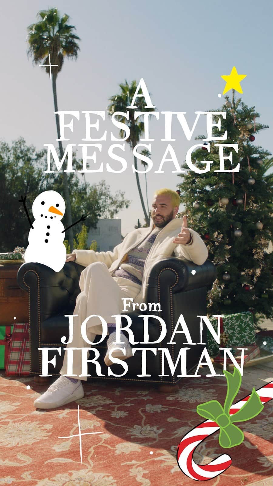 のインスタグラム：「In a year where many of us have sat at home struggling with the first level of German on Duolingo or googling reasons our sourdough tasted so bad, Mr Jordan Firstman’s astronomic rise to viral celebritydom has been remarkable to witness – and not just because we’ve had nothing better to do than laugh at his series of spot-on ‘impressions’ on Instagram. And as this is shaping up to be a festive season quite unlike any other, we felt @jtfirstman – one of our ‘Men Who Made A Difference in 2020’ — was the right choice to deliver MR PORTER's festive message, which, as you will see, is quite unlike any other. Ho ho ho indeed🎄❄️  Head to the link in bio to read the full interview. Video by Mr @dannysangra」